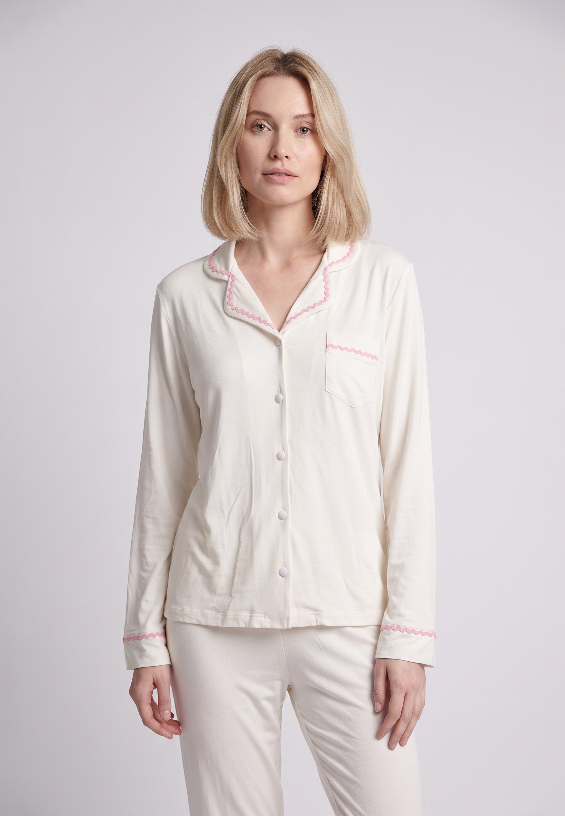 Femme portant pyjama chemise col tailleur poche & pantalon long écru galon zigzag rose Rosabella