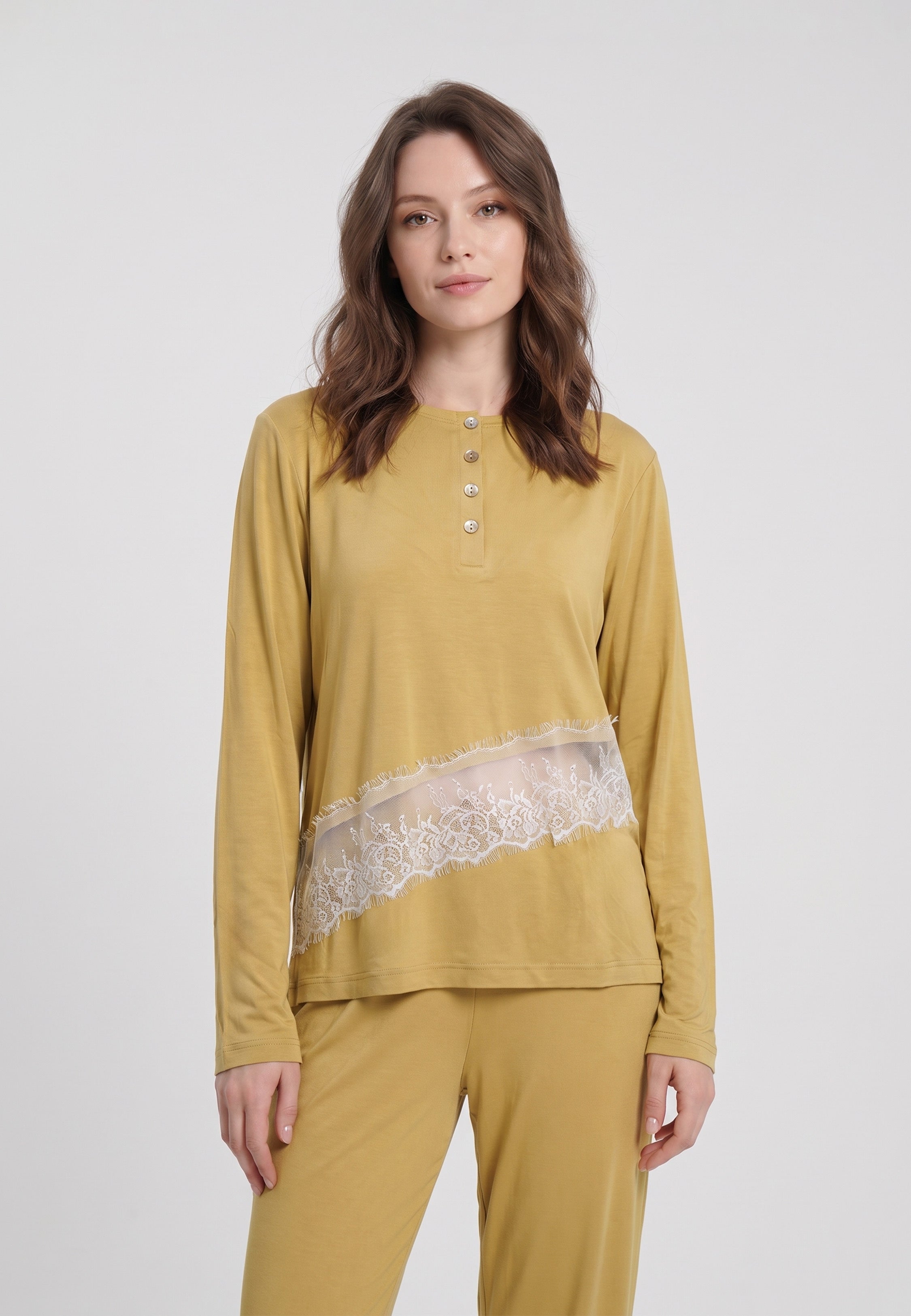 Femme portant pyjama haut patte boutonnée bande dentelle & pantalon moutarde Rosabella
