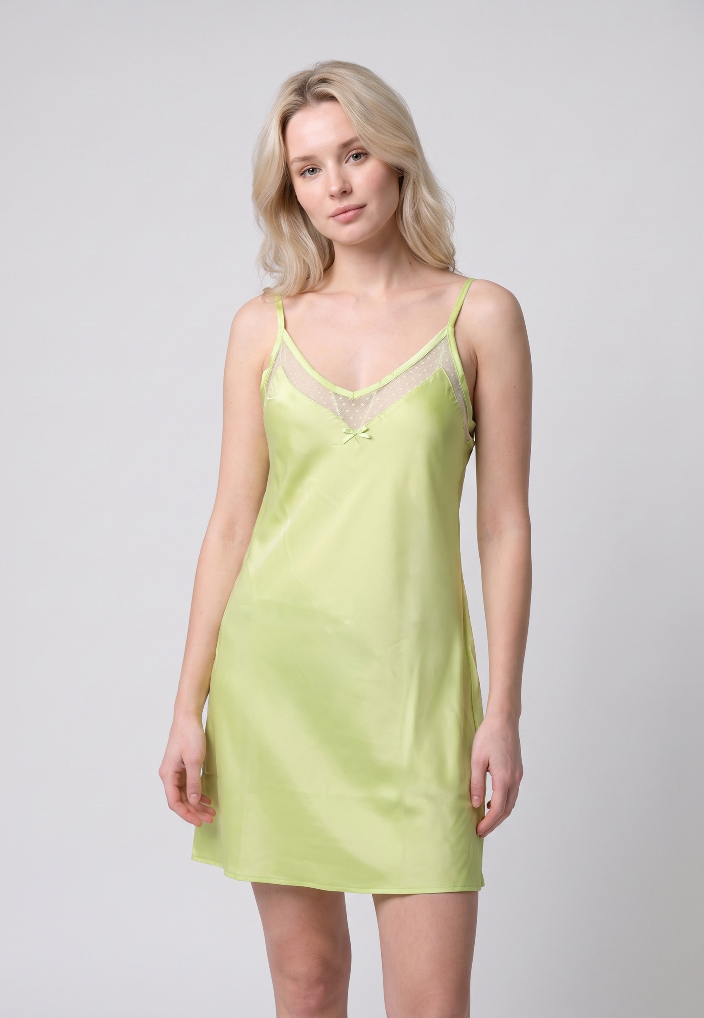 Femme portant nuisette satin bretelles empiècement plumetis vert Rosabella