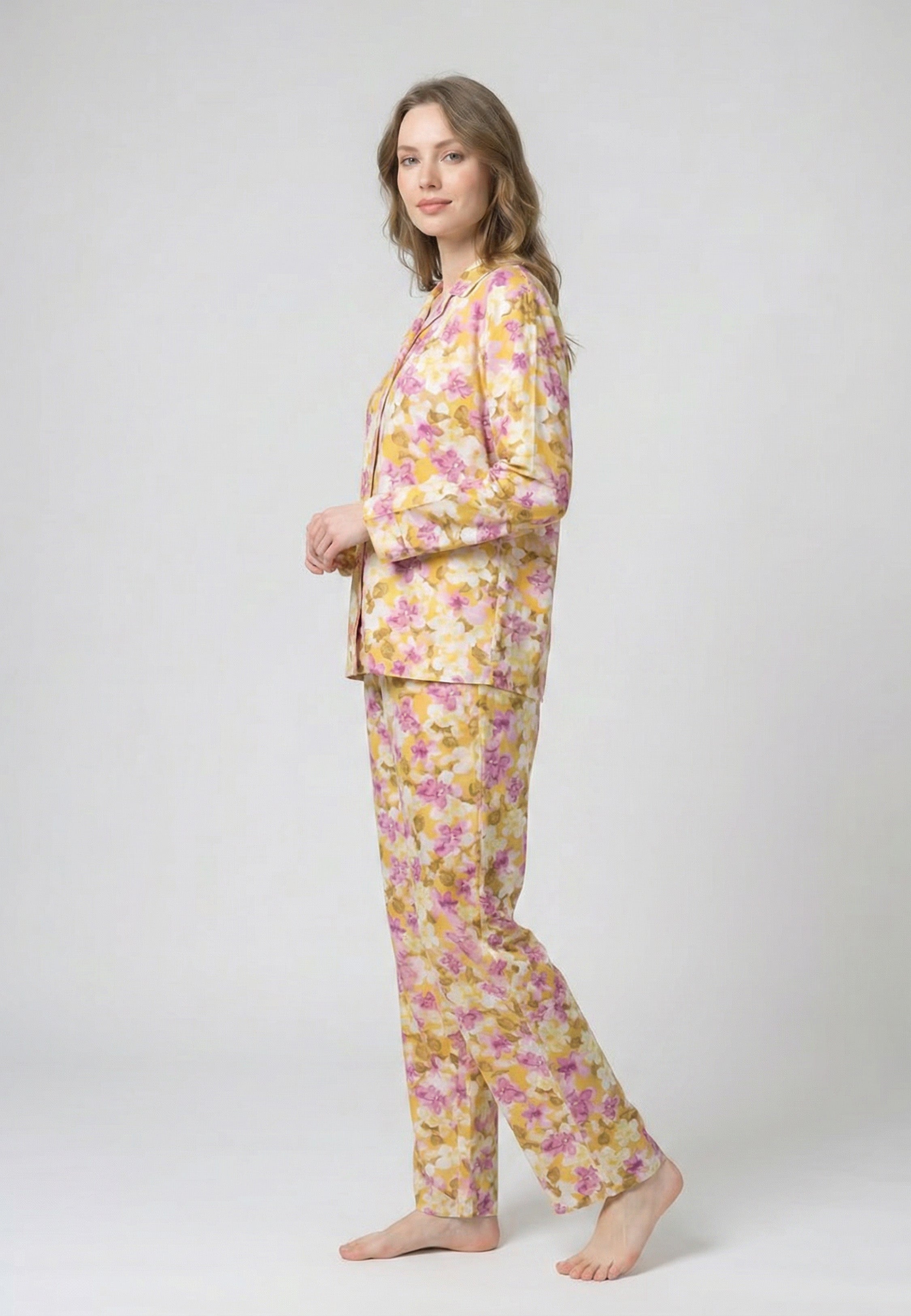 Femme portant un pyjama long deux pièces chemise boutonnée col tailleur et pantalon droit imprimé botanique mauve Rosabella Aurora Line