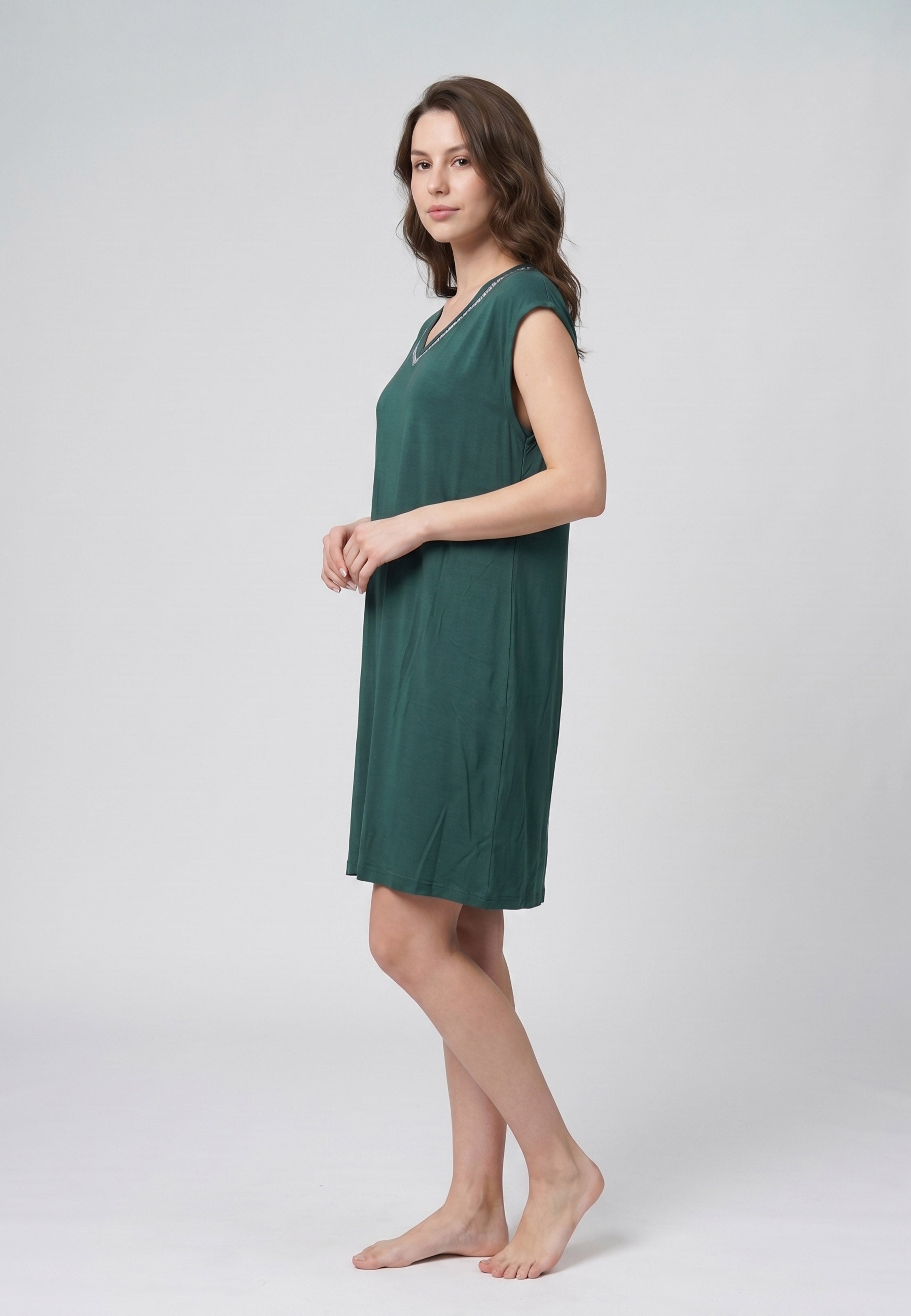 Femme portant une robe de nuit courte col V dentelle unie vert Rosabella Cozy Comforts