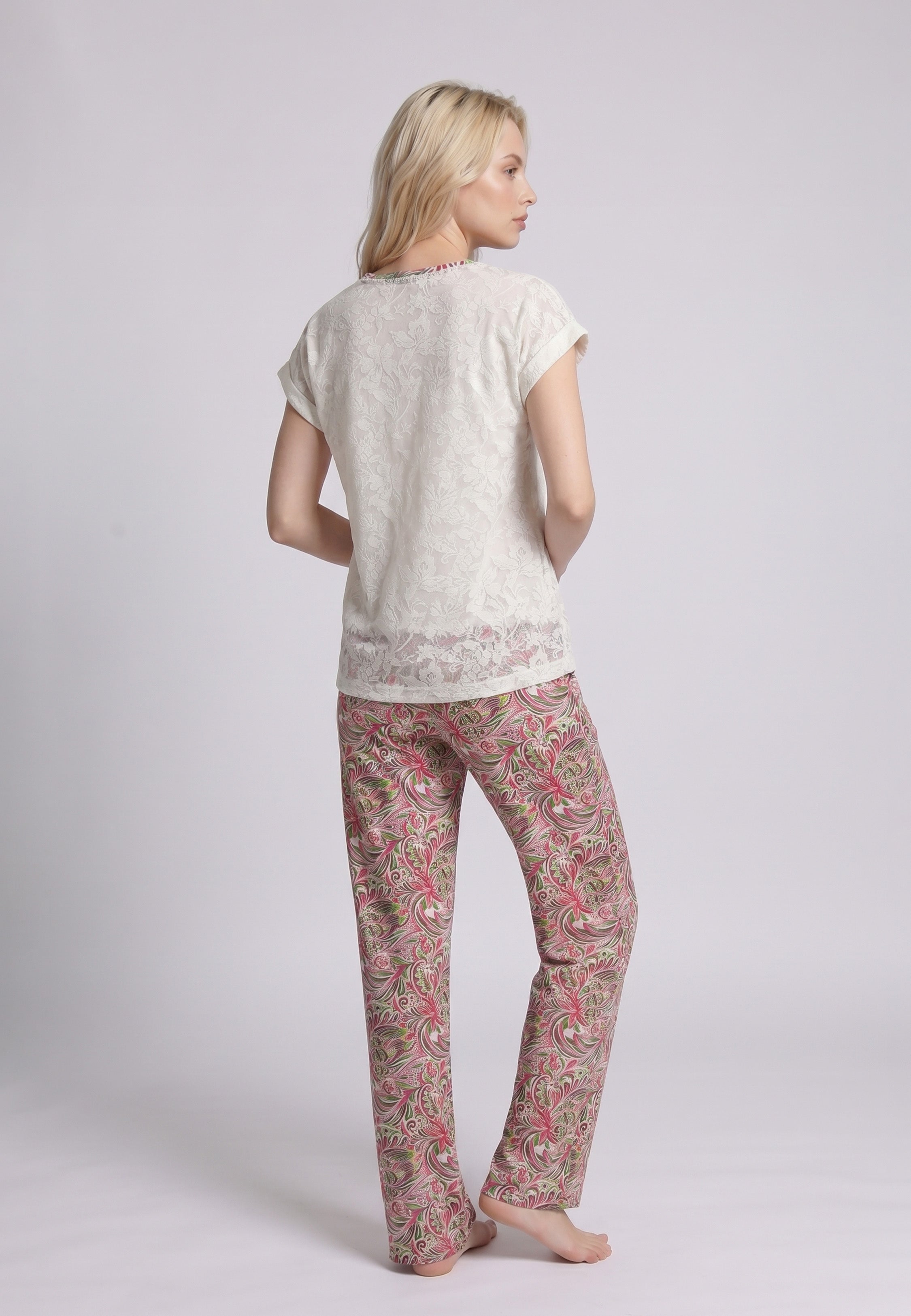 Femme portant un pyjama deux pièces top col rond manches courtes jacquard fleuri blanc et pantalon droit imprimé paisley multicolore rose vert et kaki Rosabella Rétro Floral