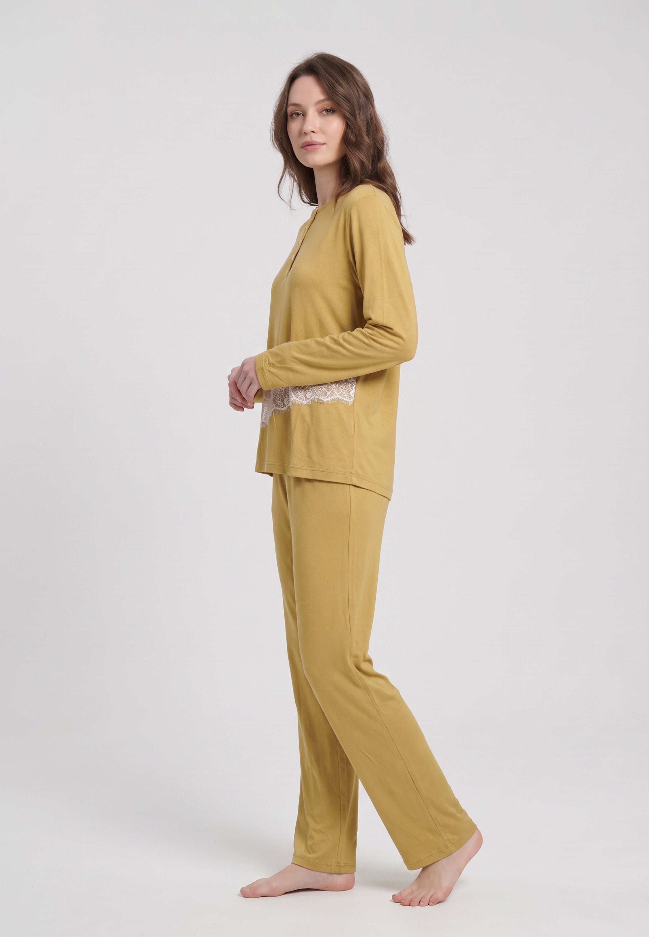 Femme portant pyjama haut patte boutonnée bande dentelle & pantalon moutarde Rosabella