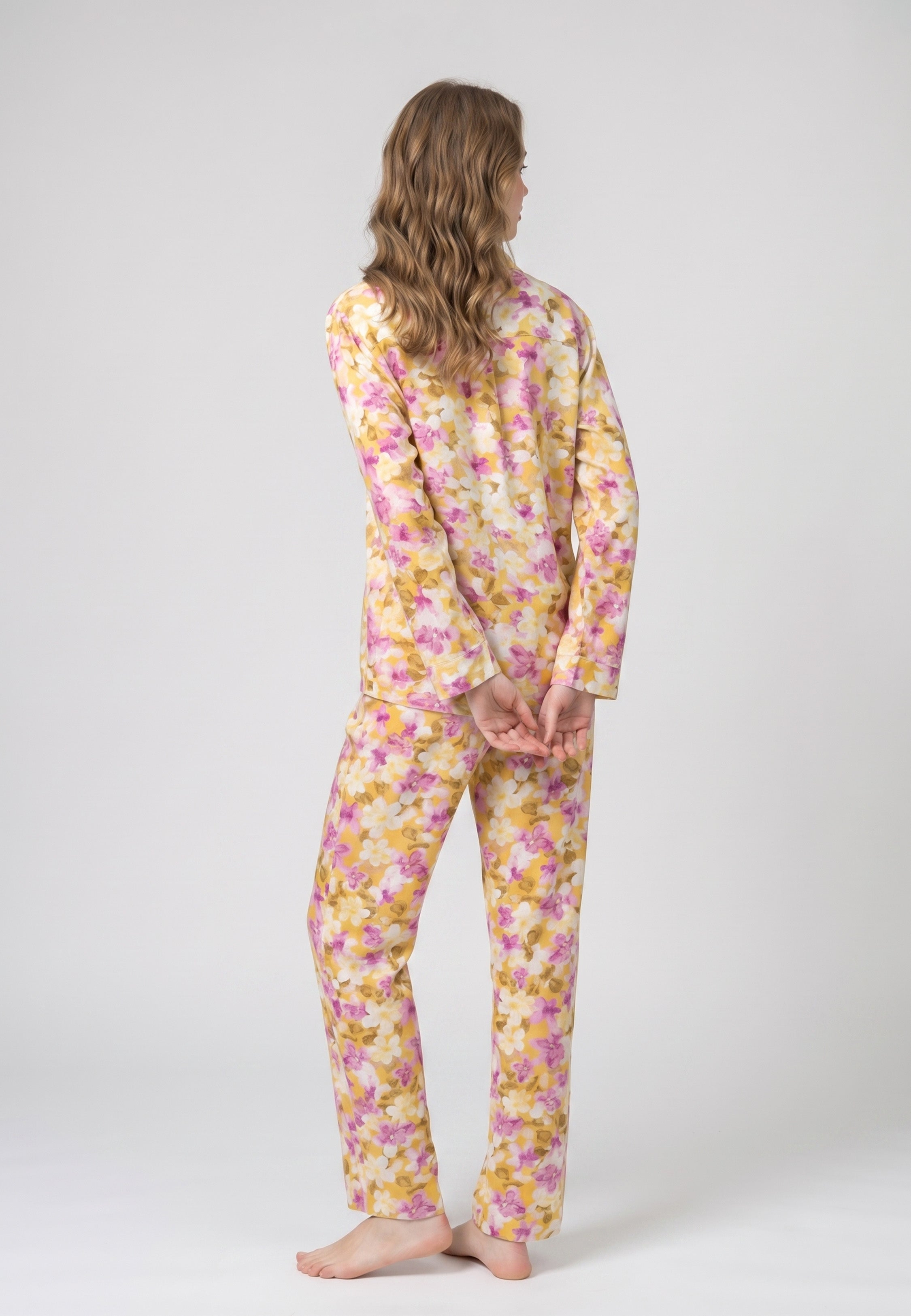 Femme portant un pyjama long deux pièces chemise boutonnée col tailleur et pantalon droit imprimé botanique mauve Rosabella Aurora Line