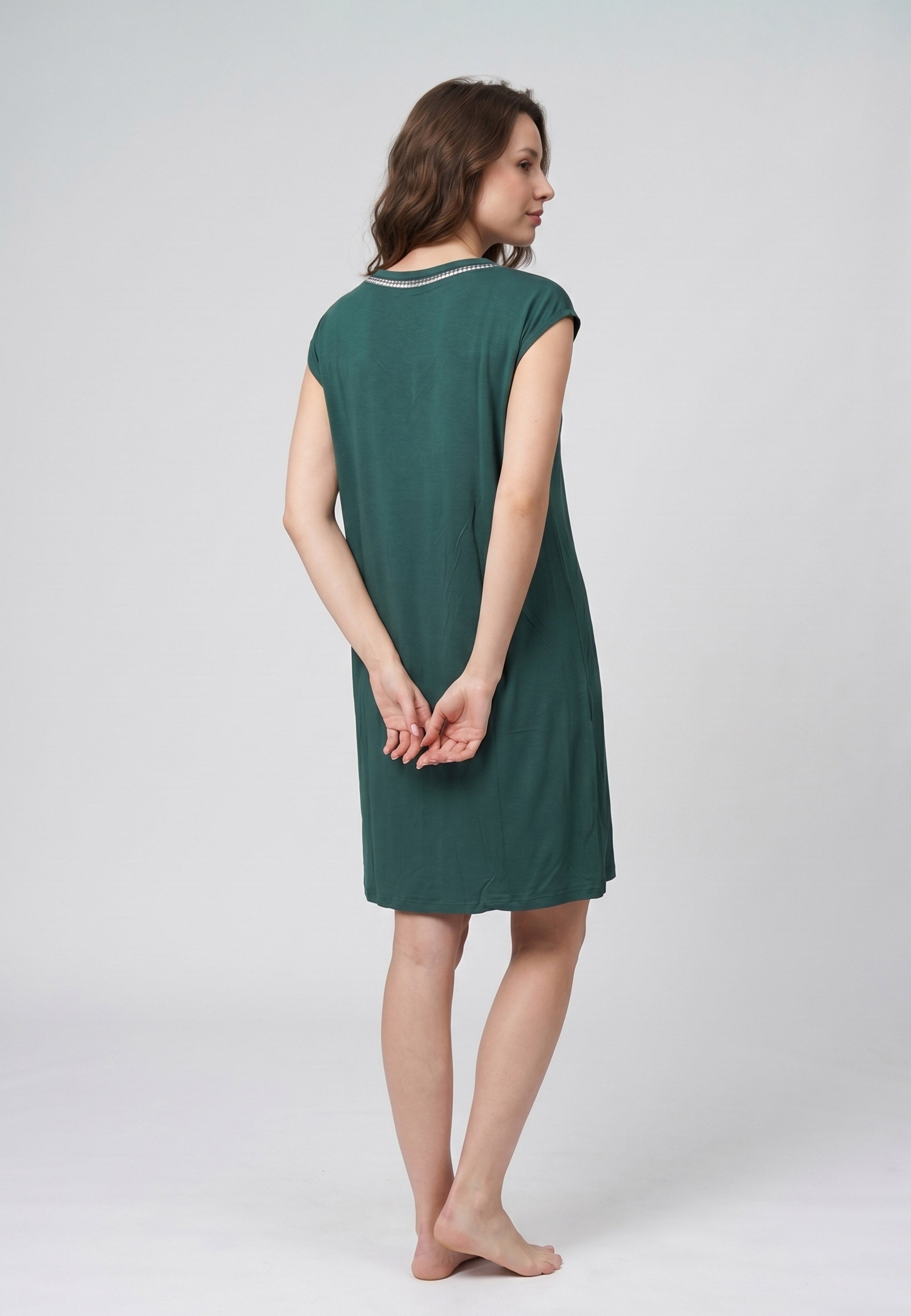 Femme portant une robe de nuit courte col V dentelle unie vert Rosabella Cozy Comforts