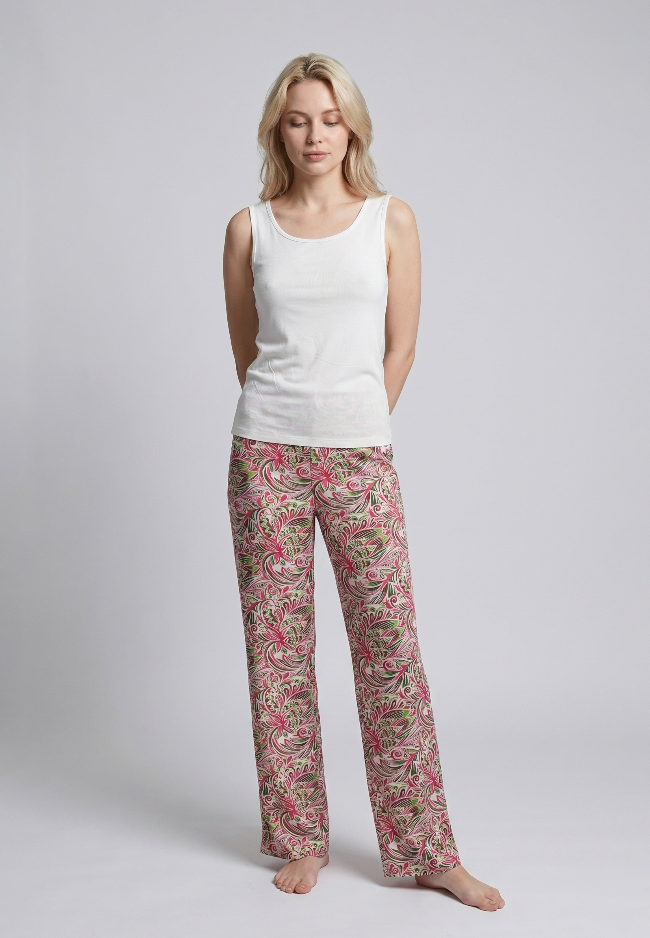Femme portant un pyjama deux pièces top col rond manches courtes jacquard fleuri blanc et pantalon droit imprimé paisley multicolore rose vert et kaki Rosabella Rétro Floral