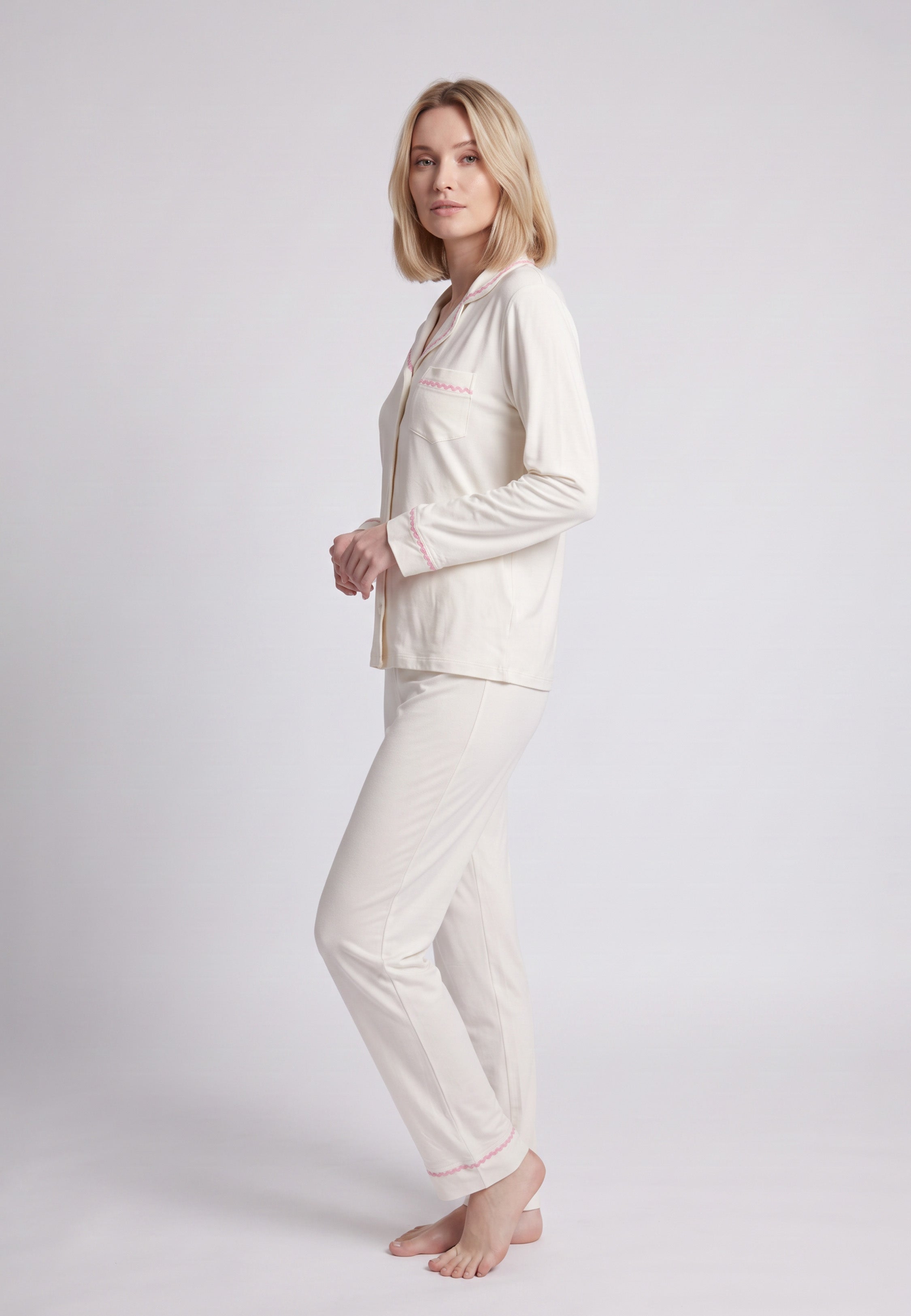 Femme portant pyjama chemise col tailleur poche & pantalon long écru galon zigzag rose Rosabella