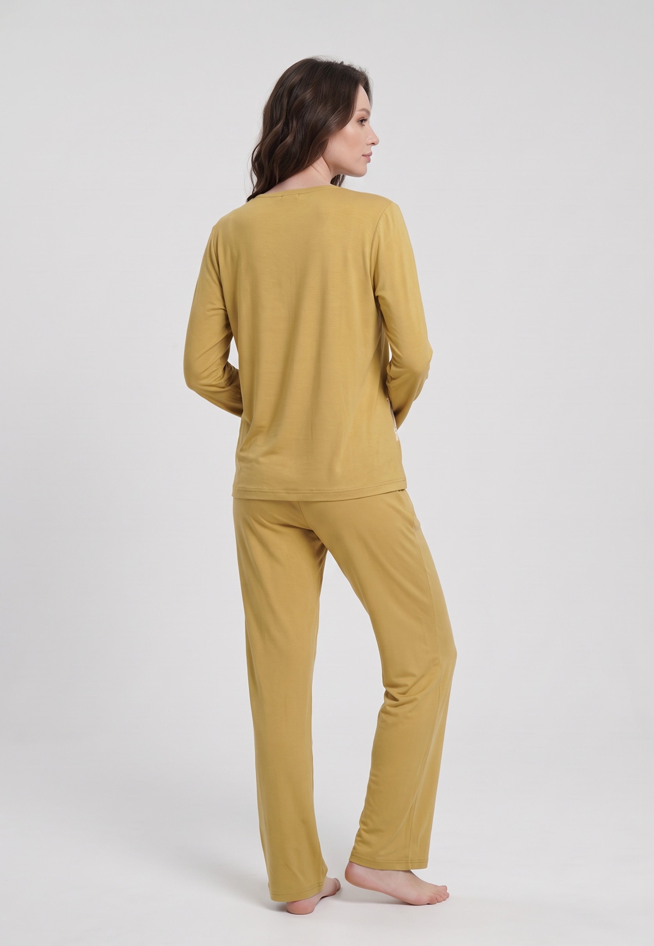 Femme portant pyjama haut patte boutonnée bande dentelle & pantalon moutarde Rosabella