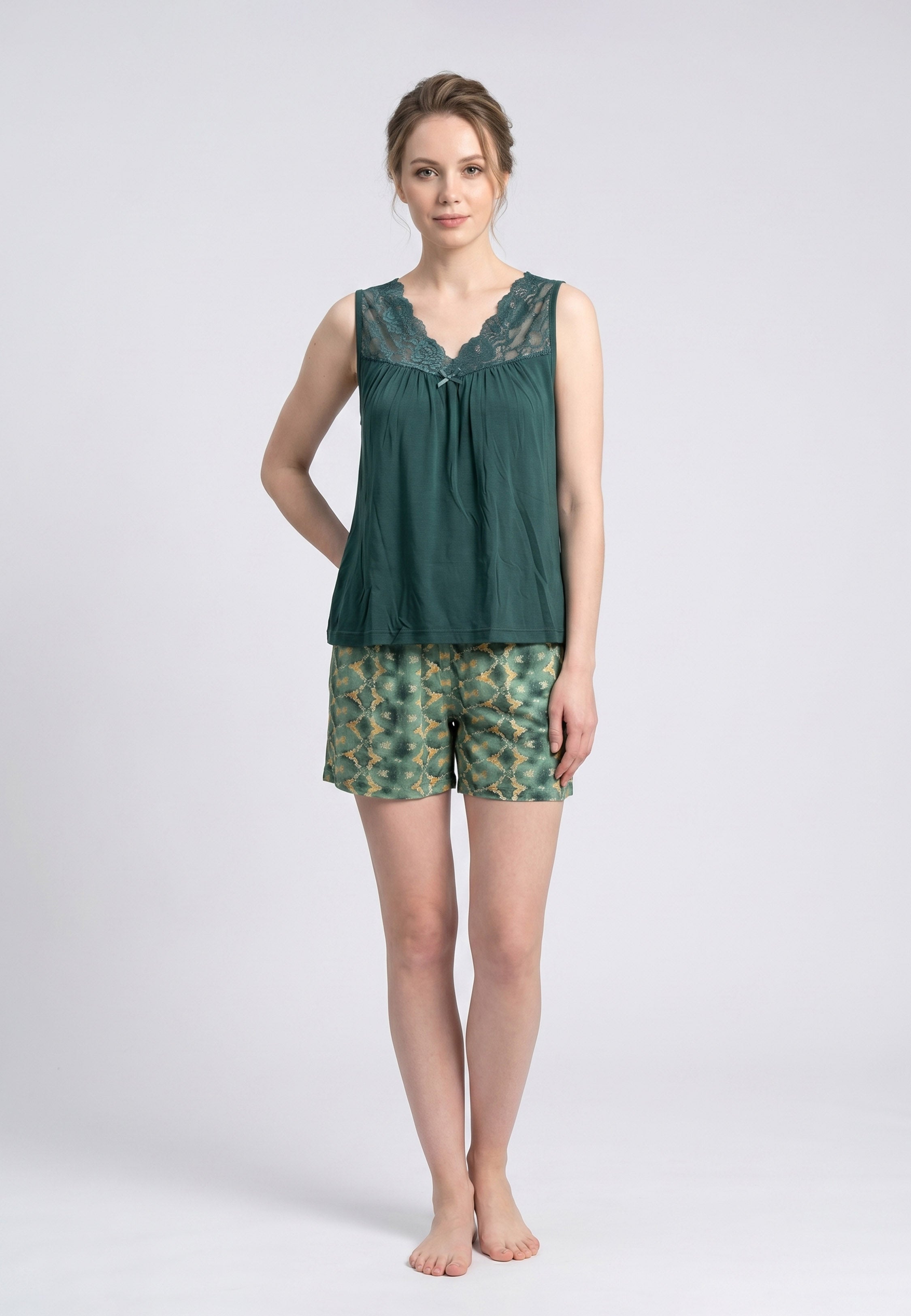 Femme portant un pyjama deux pièces débardeur col V dentelle uni vert émeraude et short imprimé géométrique vert et doré Rosabella Cozy Comforts