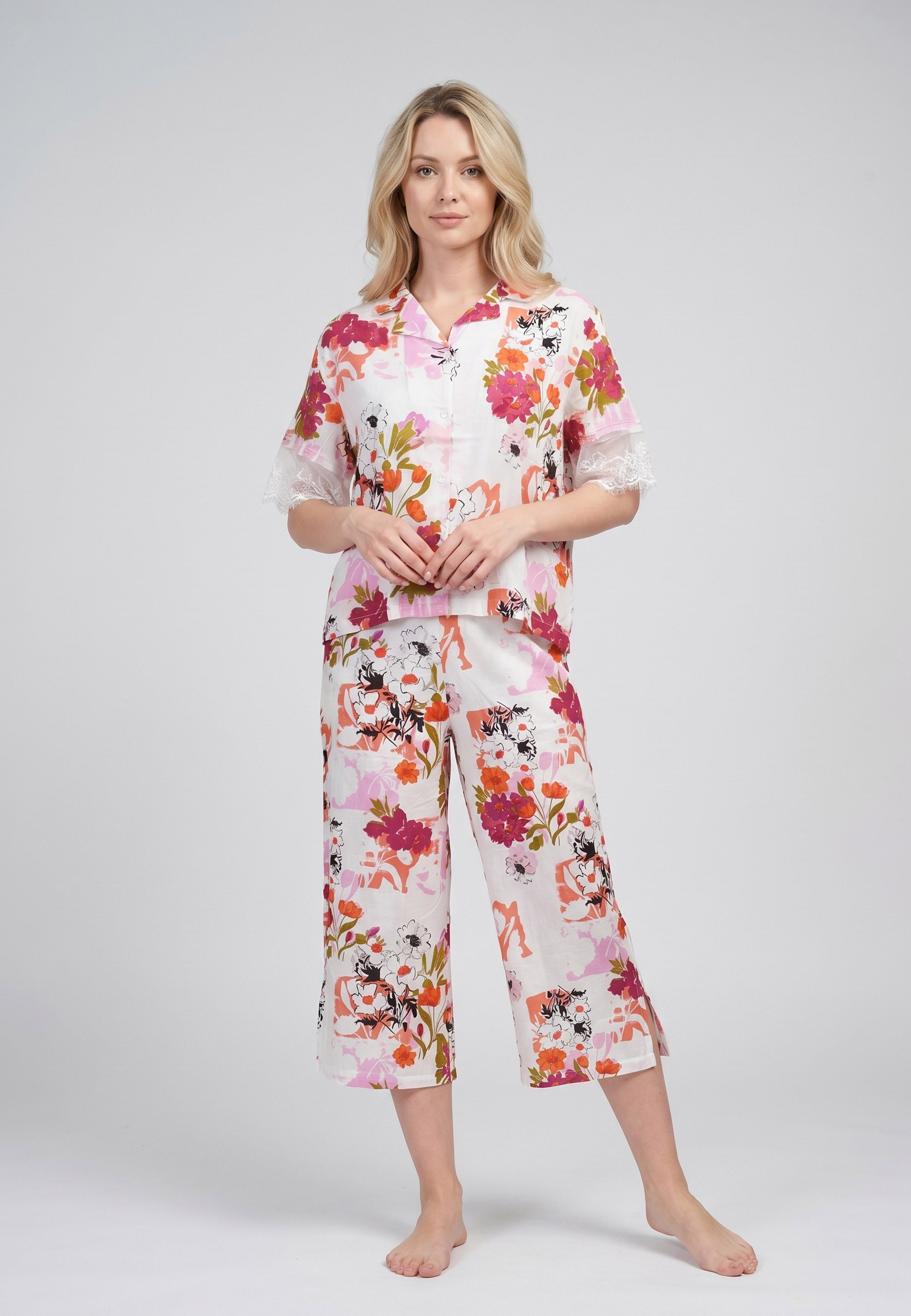 Femme portant un pyjama deux pièces chemise boutonnée dentelle imprimé fleuri multicolore et pantacourt assorti Rosabella Chic Line