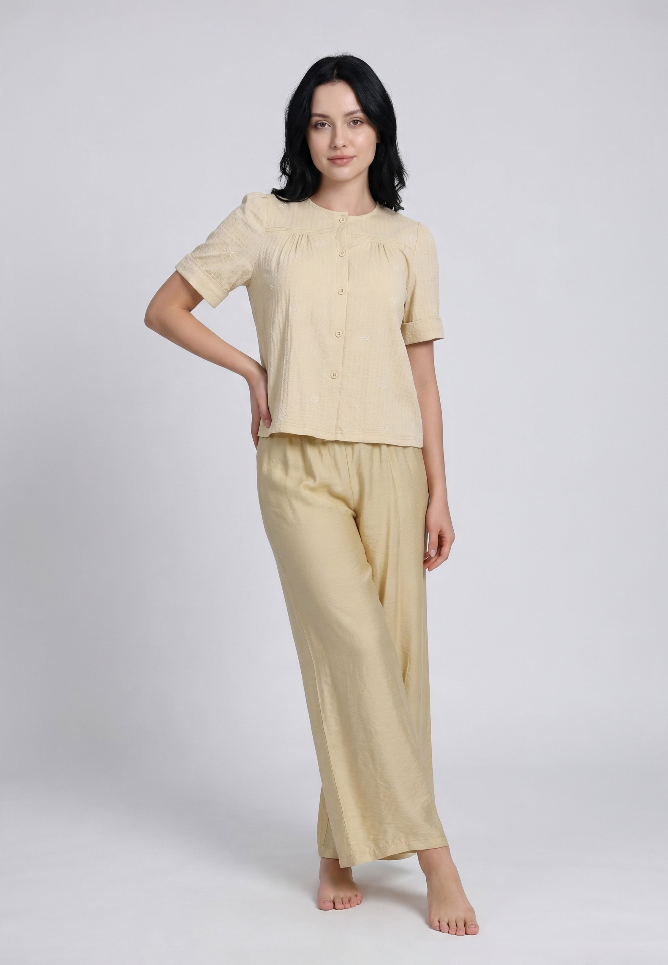 Femme portant un ensemble chemise boutonnée col rond empiècement froncé broderies florales unie moutarde manches courtes revers et pantalon palazzo fluide taille élastique ton sur ton Rosabella