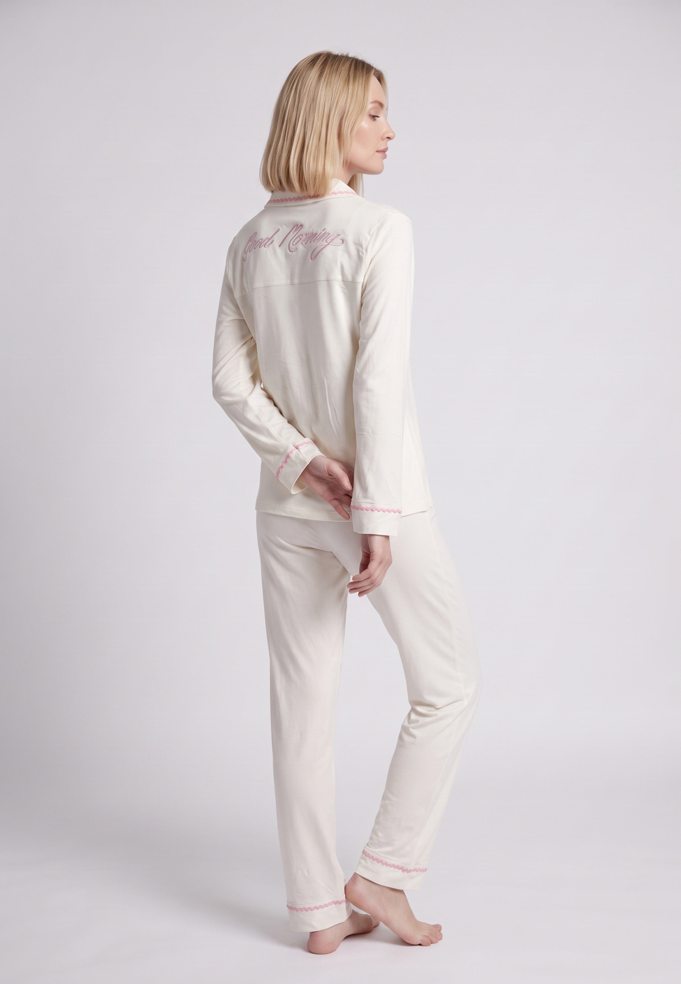 Femme portant pyjama chemise col tailleur poche & pantalon long écru galon zigzag rose Rosabella
