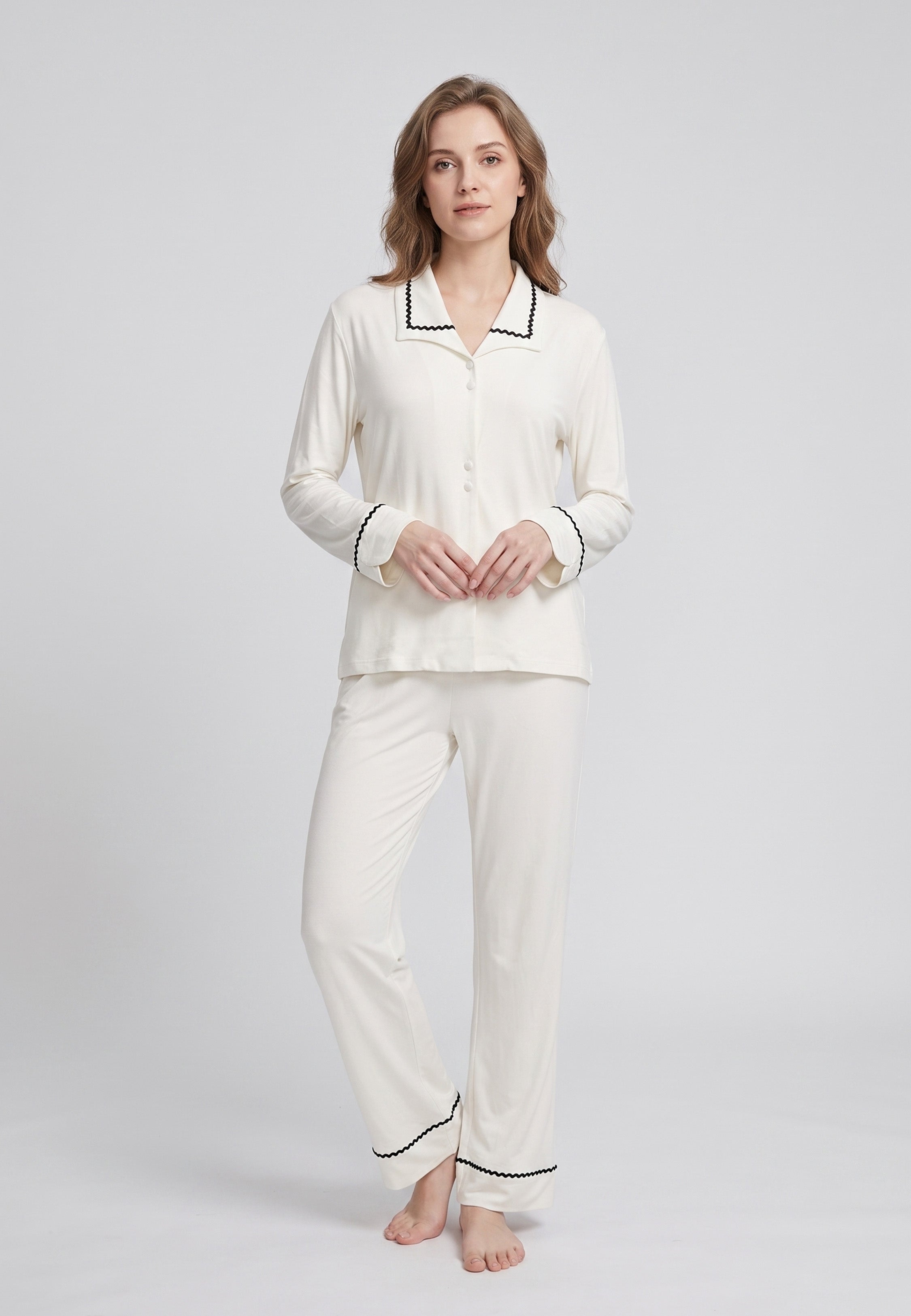 Femme portant pyjama chemise col tailleur & pantalon long écru galon zigzag noir Rosabella