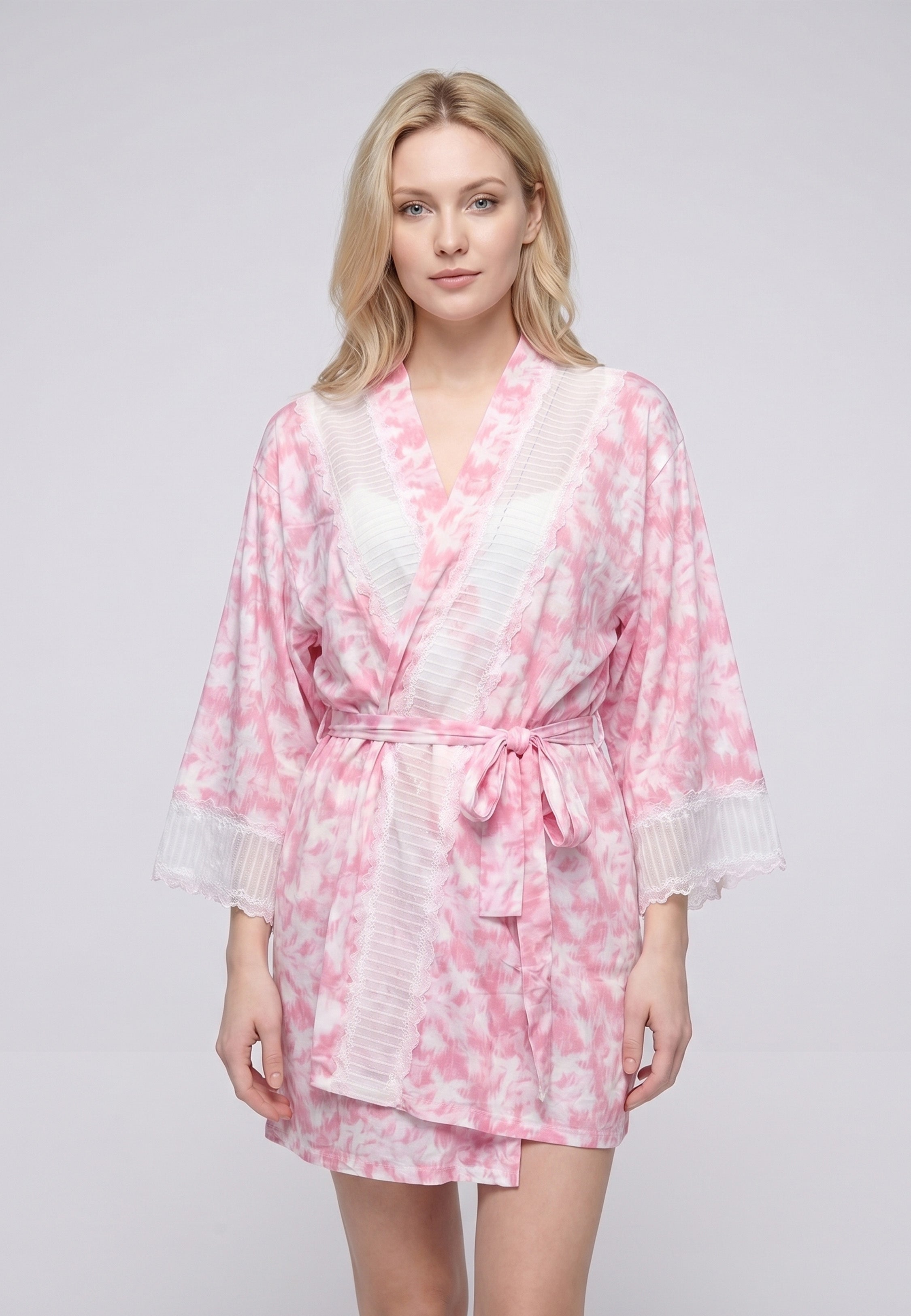 Femme portant un kimono court croisé à ceinture imprimé floral botanique rose clair Rosabella Aurora Line