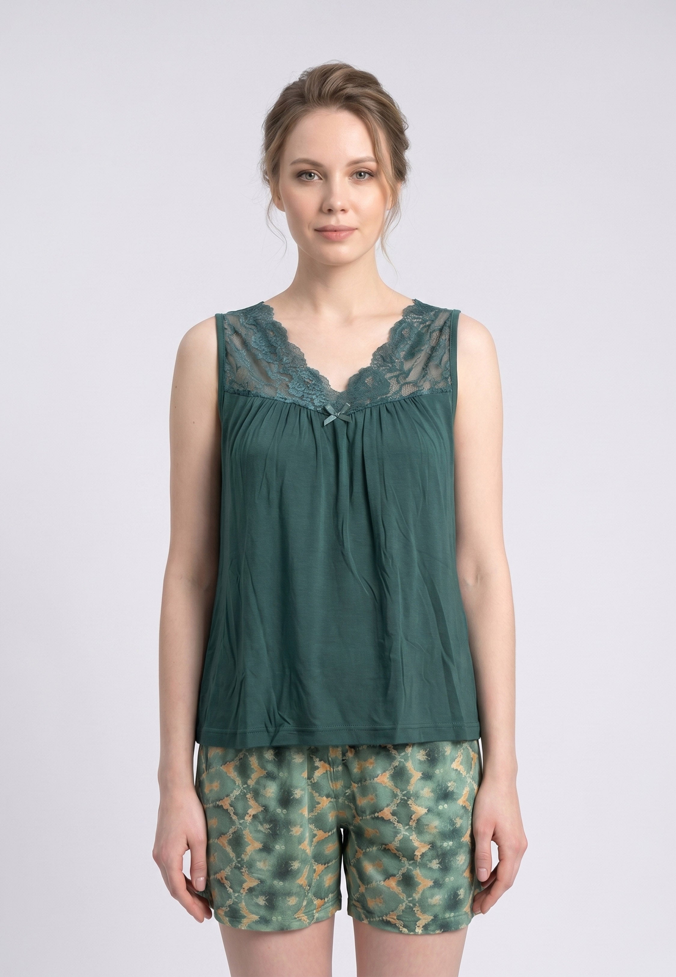 Femme portant un pyjama deux pièces débardeur col V dentelle uni vert émeraude et short imprimé géométrique vert et doré Rosabella Cozy Comforts