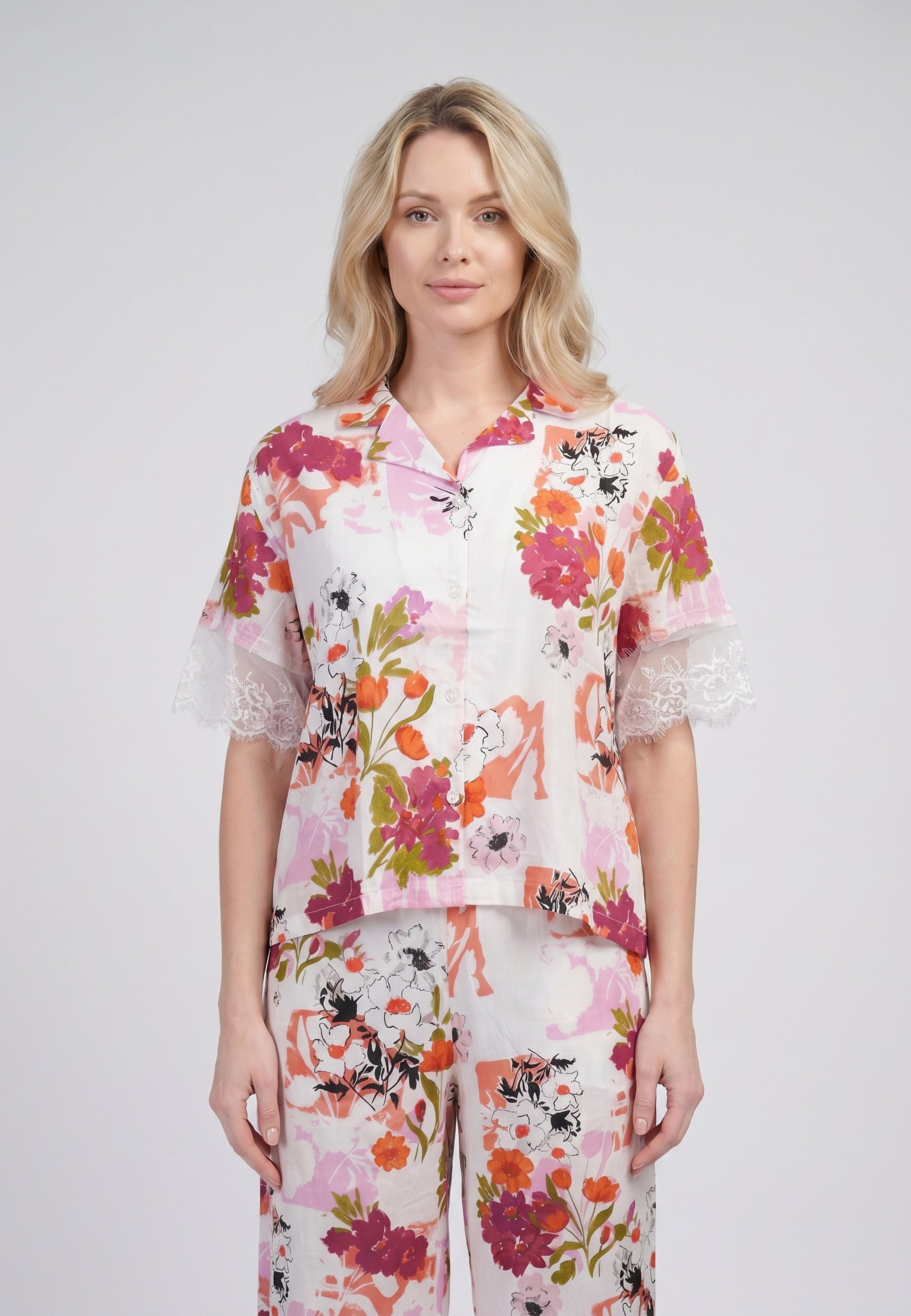 Femme portant un pyjama deux pièces chemise boutonnée dentelle imprimé fleuri multicolore et pantacourt assorti Rosabella Chic Line