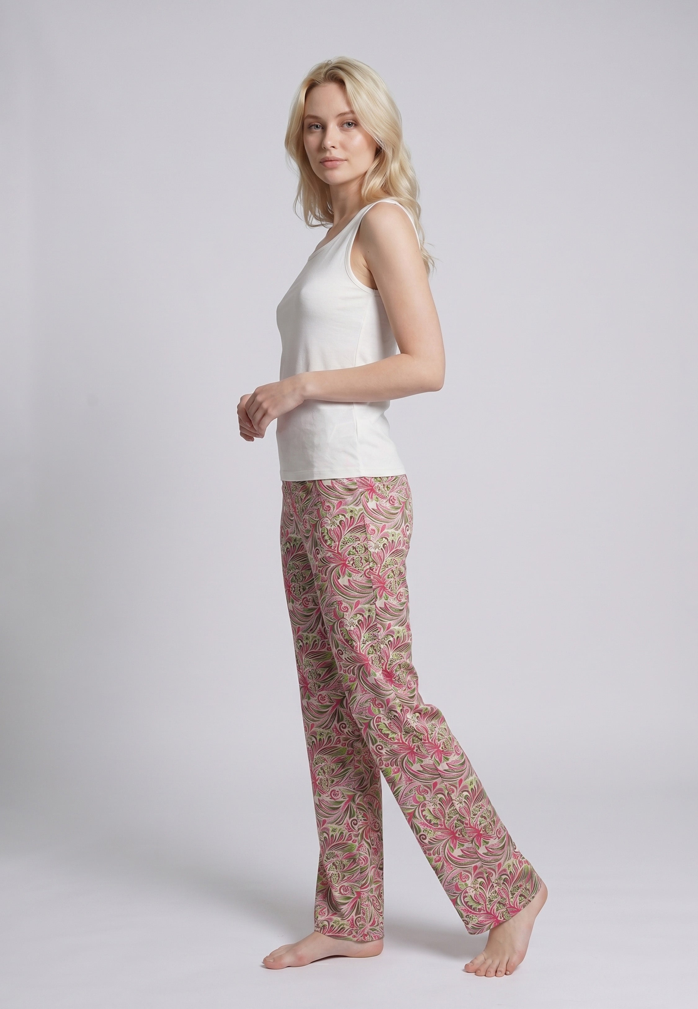 Femme portant un pyjama deux pièces top col rond manches courtes jacquard fleuri blanc et pantalon droit imprimé paisley multicolore rose vert et kaki Rosabella Rétro Floral