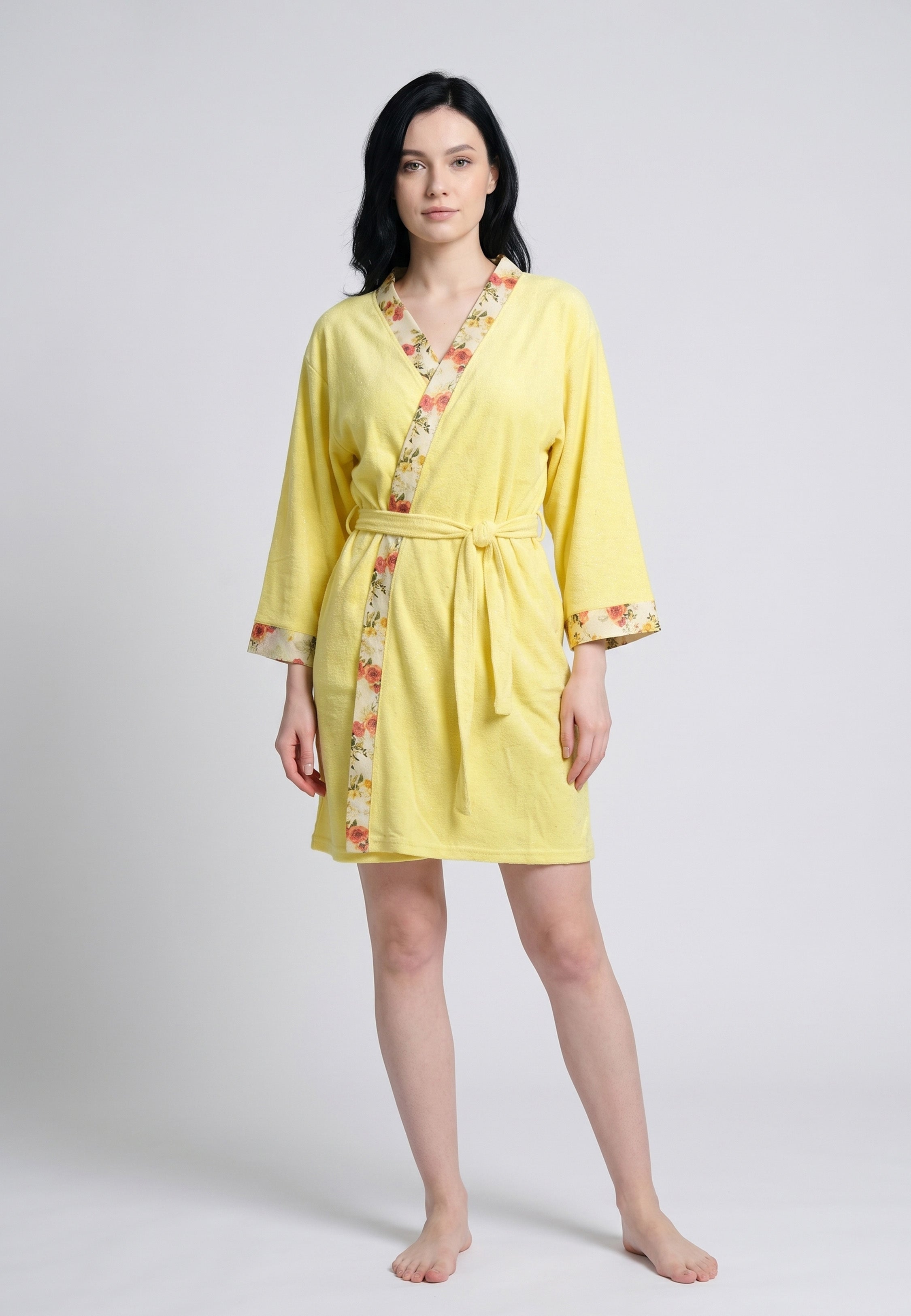 Kimono court velours doux jaune citron avec parements imprimés fleurs sur col et manches