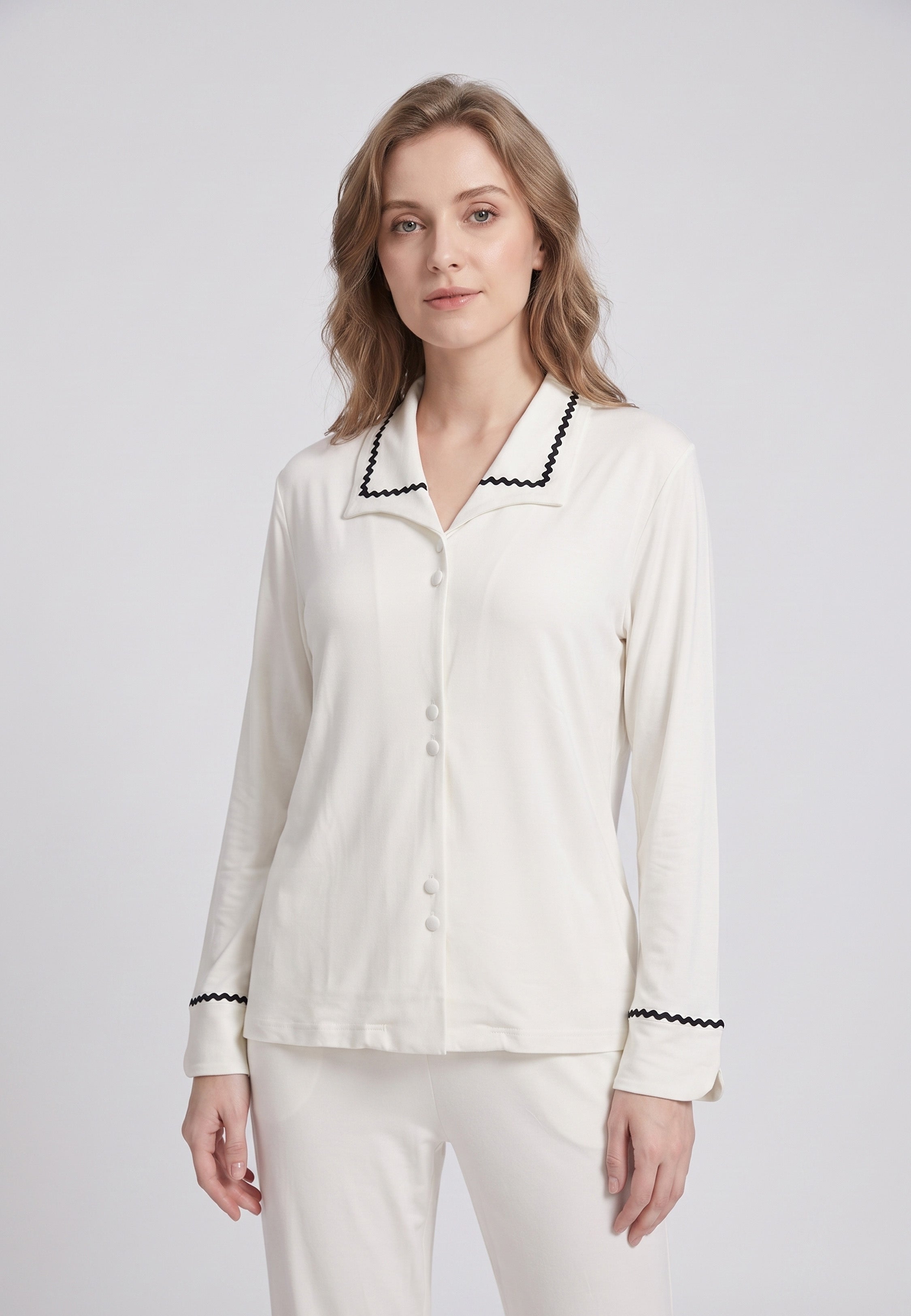 Femme portant pyjama chemise col tailleur & pantalon long écru galon zigzag noir Rosabella