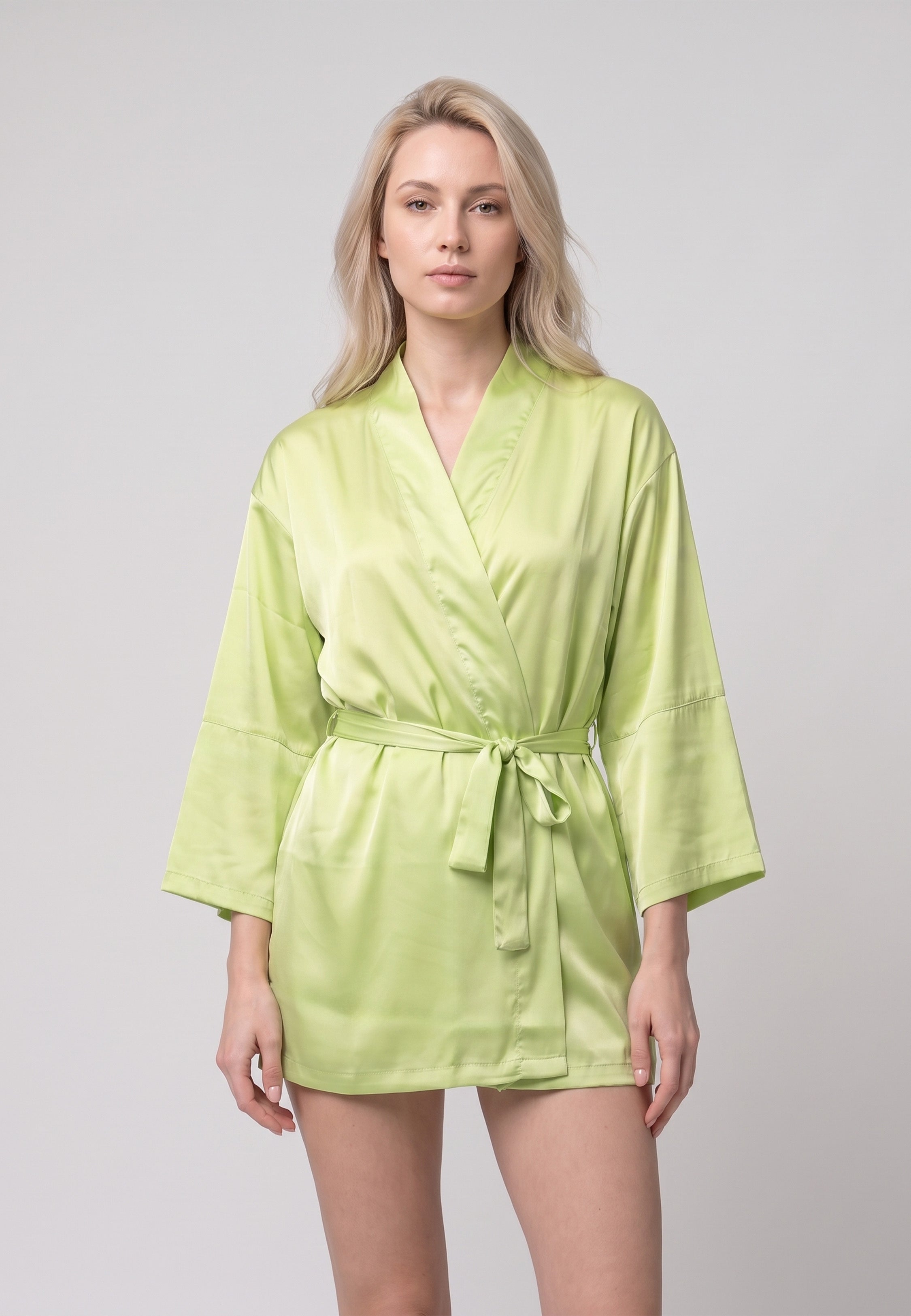 Femme portant kimono court satin ceinturé pistache Rosabella