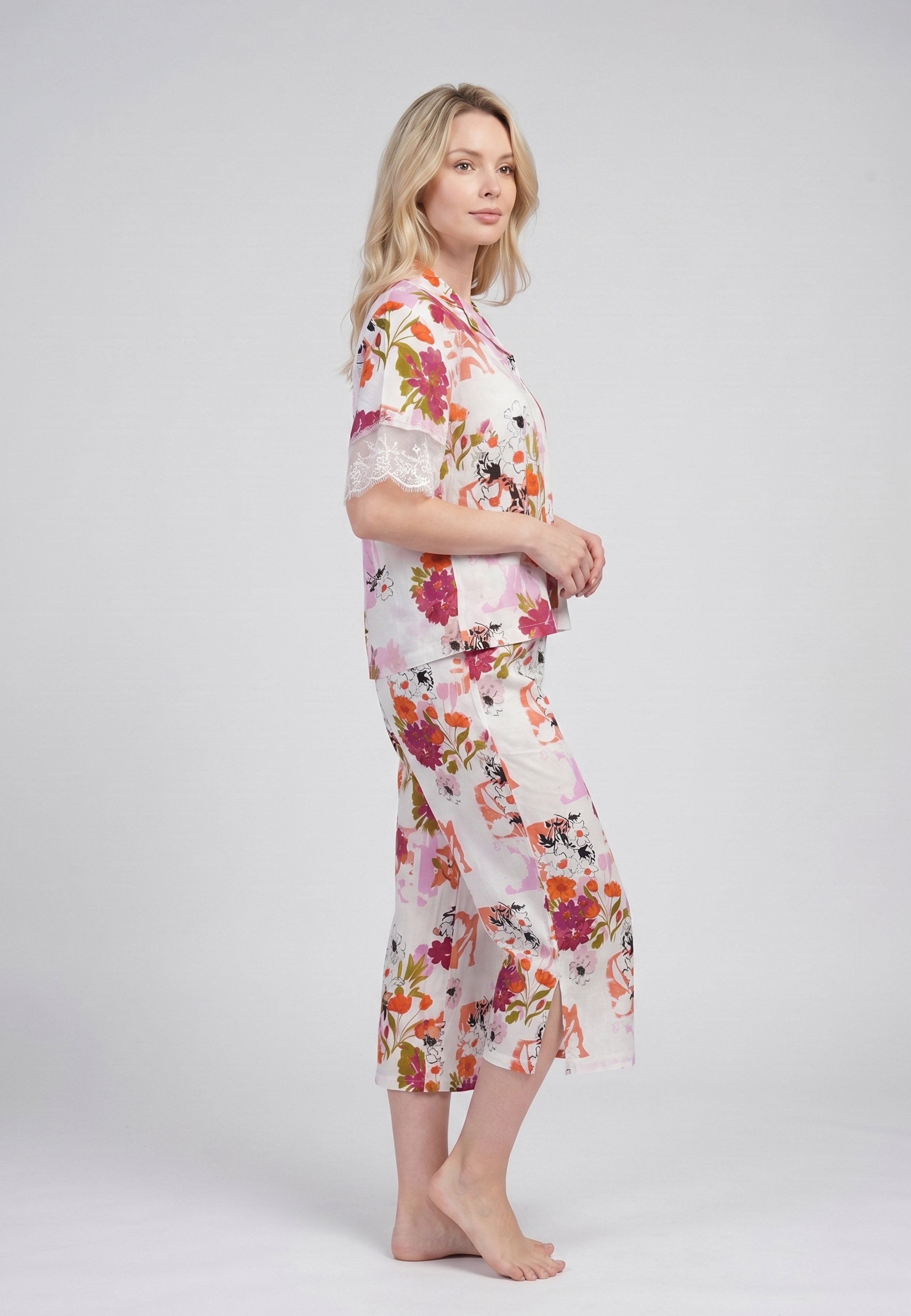 Femme portant un pyjama deux pièces chemise boutonnée dentelle imprimé fleuri multicolore et pantacourt assorti Rosabella Chic Line