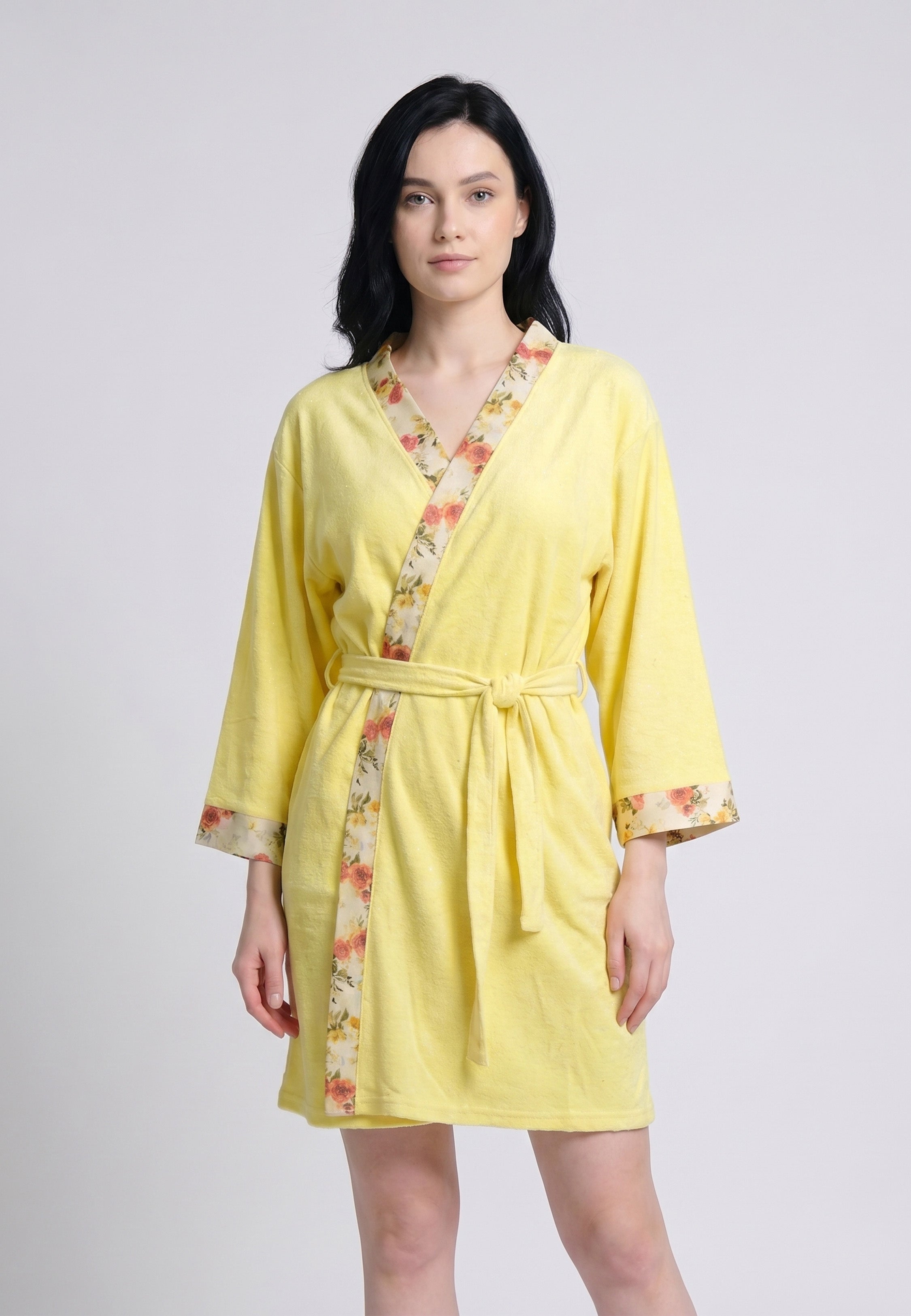 Kimono court velours doux jaune citron avec parements imprimés fleurs sur col et manches