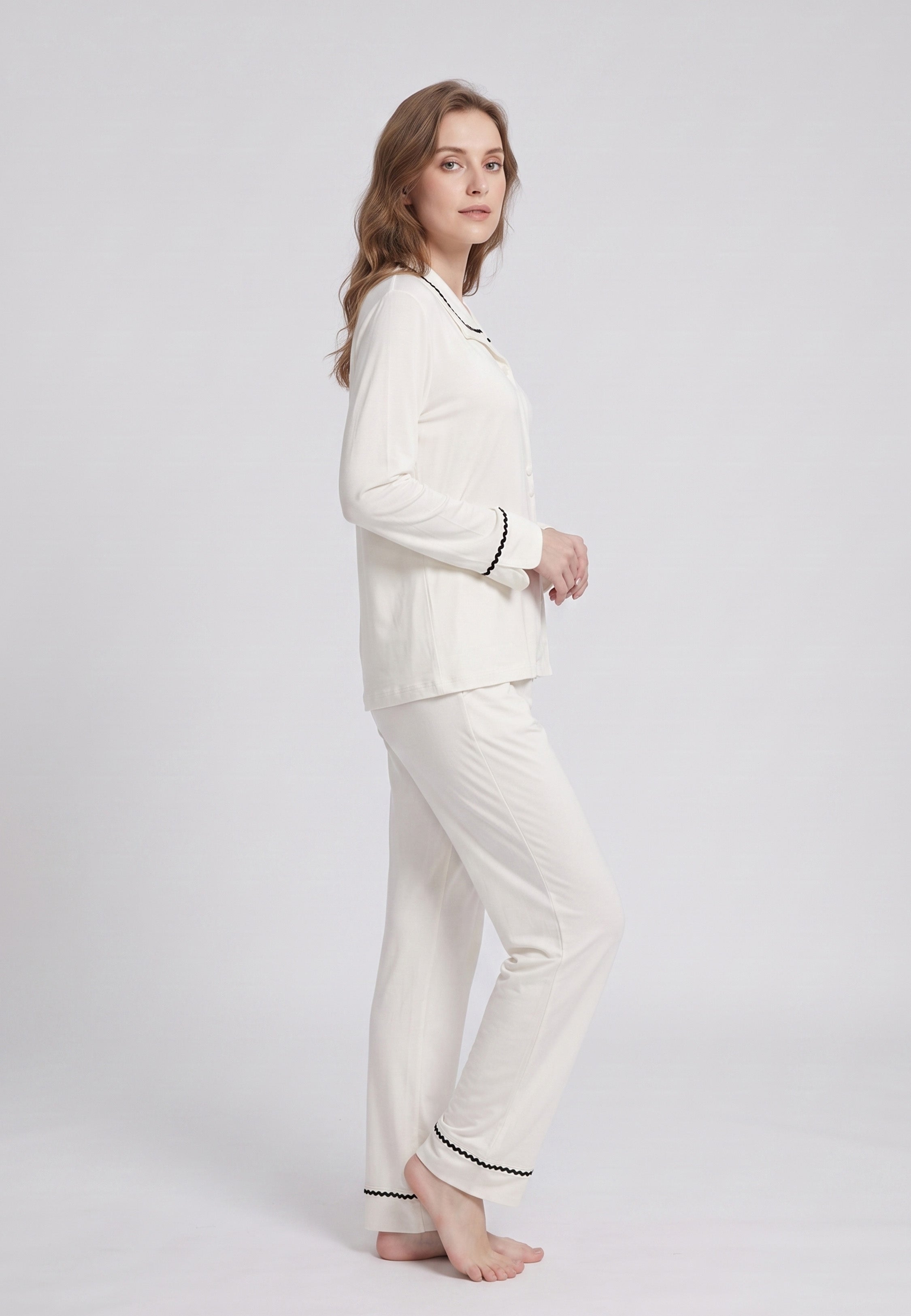 Femme portant pyjama chemise col tailleur & pantalon long écru galon zigzag noir Rosabella