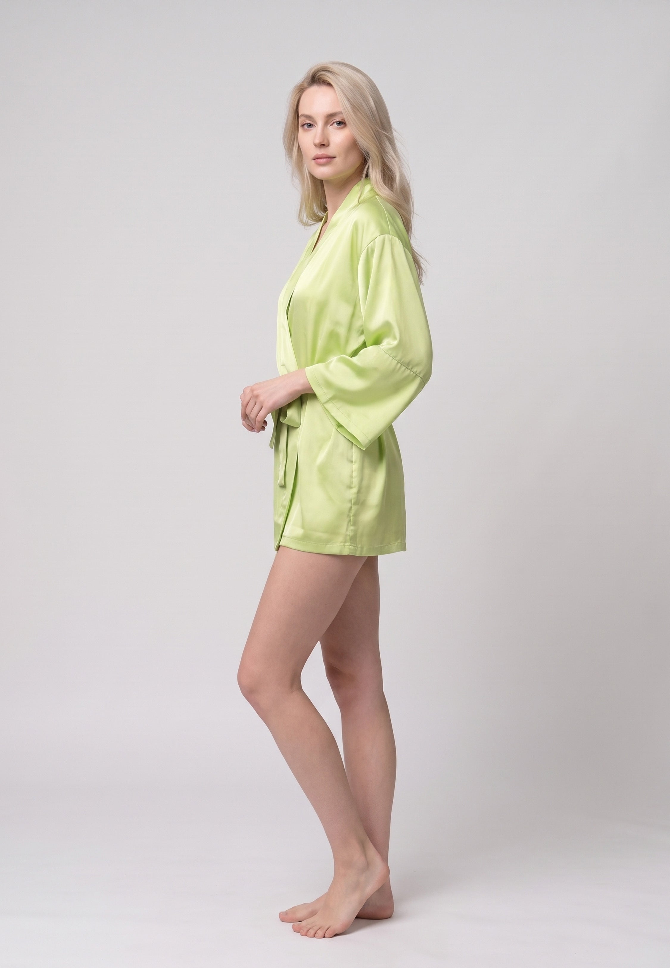 Femme portant kimono court satin ceinturé pistache Rosabella