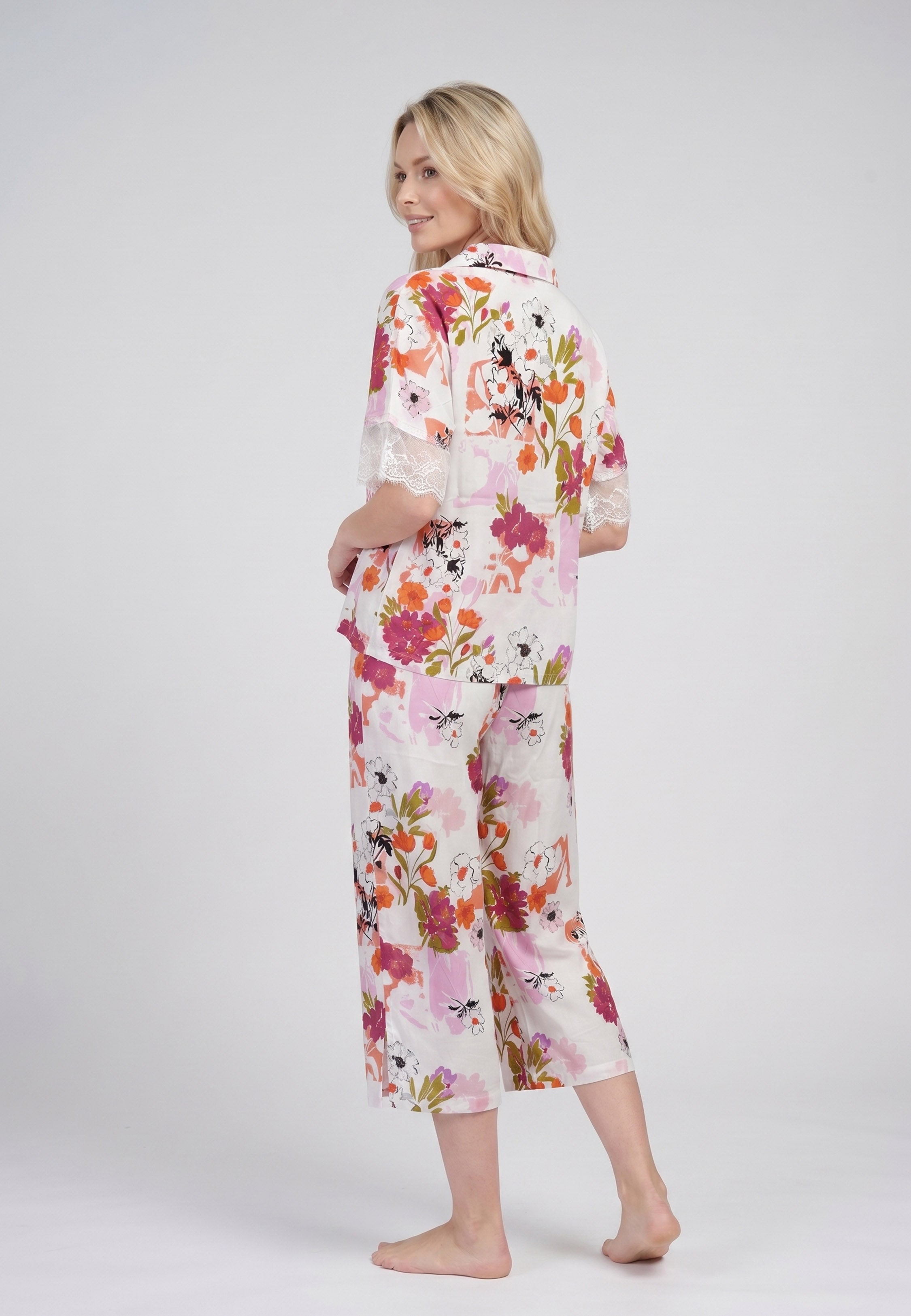 Femme portant un pyjama deux pièces chemise boutonnée dentelle imprimé fleuri multicolore et pantacourt assorti Rosabella Chic Line