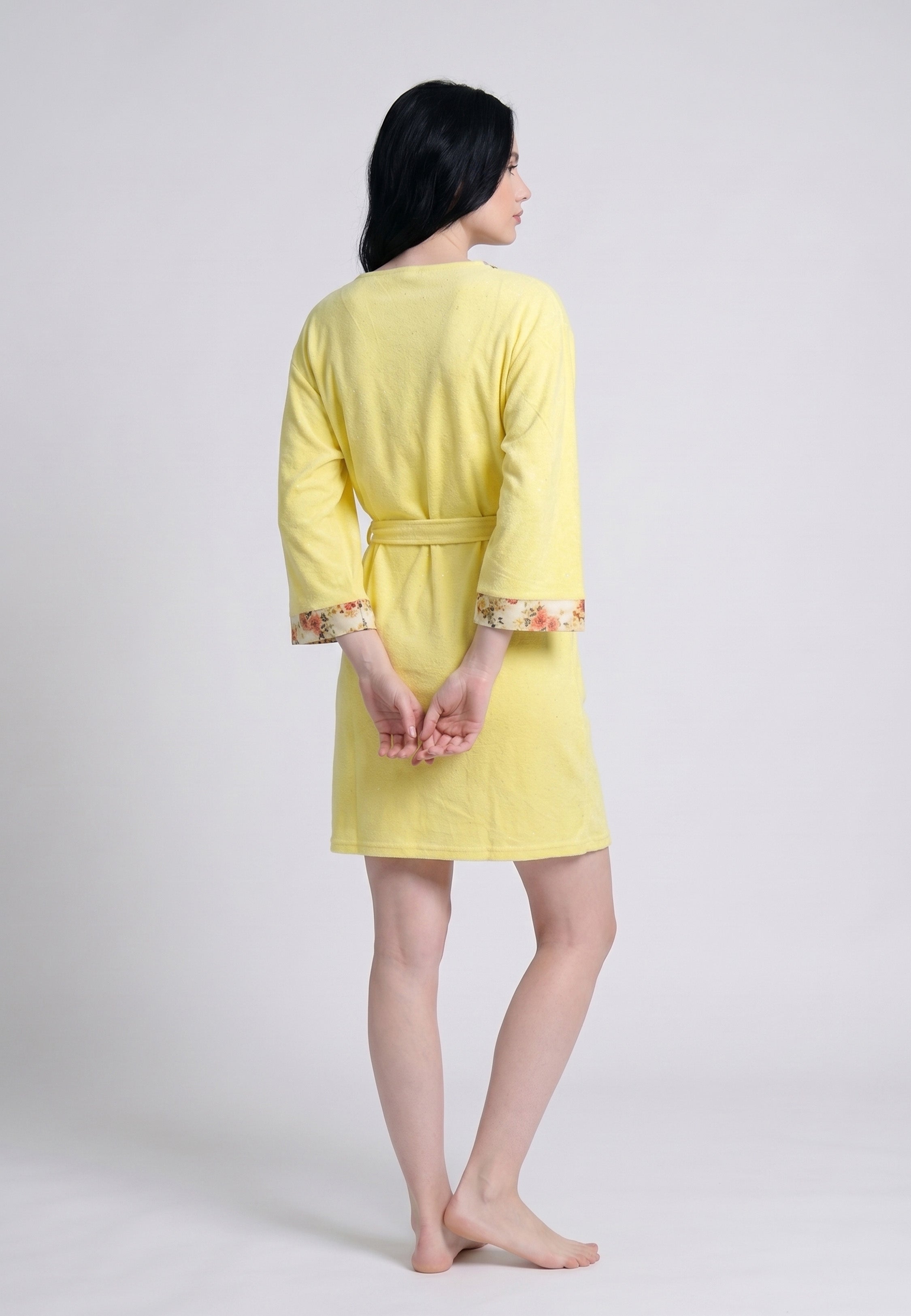 Kimono court velours doux jaune citron avec parements imprimés fleurs sur col et manches