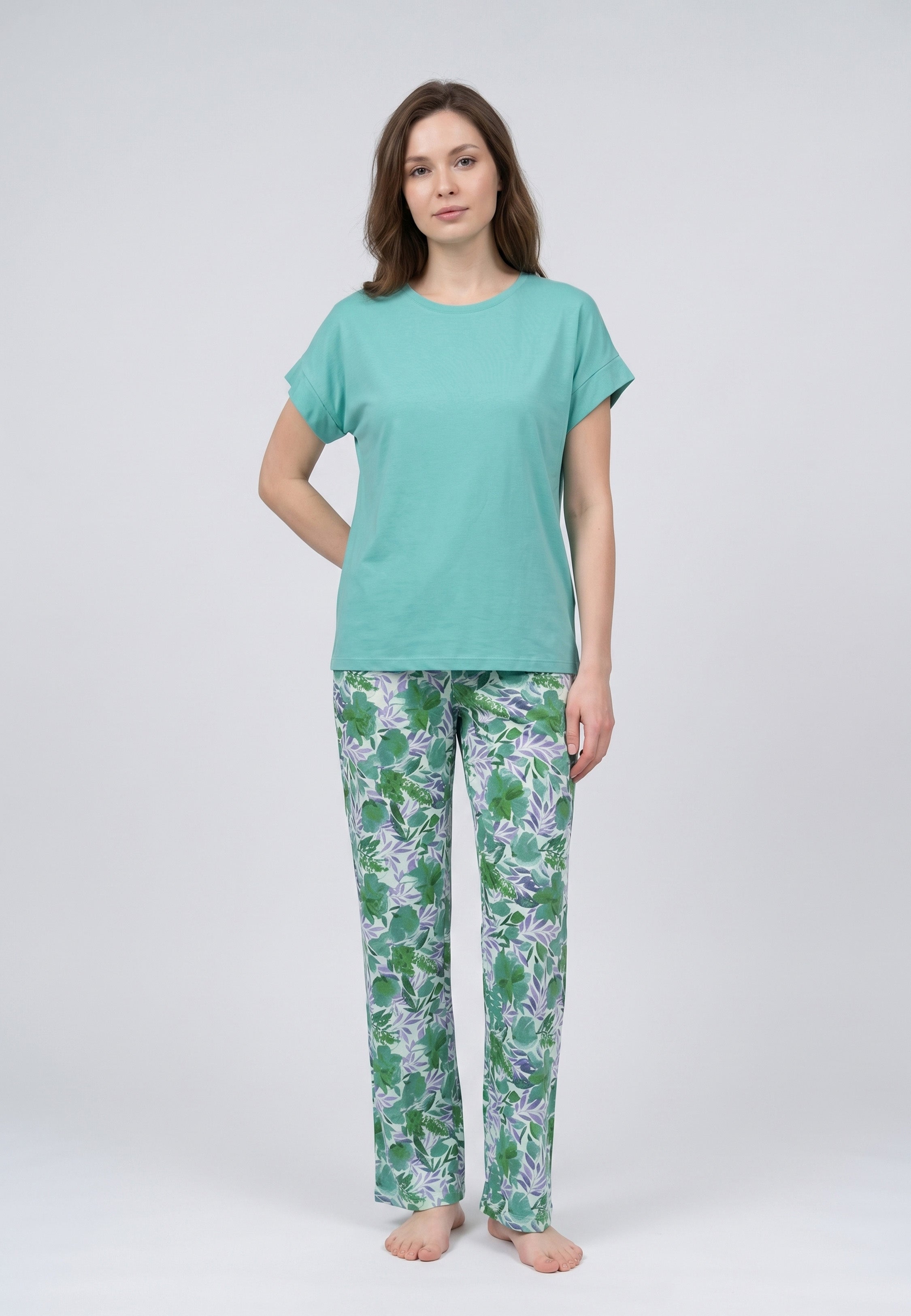 Femme portant un pyjama deux pièces t-shirt vert clair uni et pantalon large imprimé aquarelle vert et blanc Rosabella Fleurs Sauvages