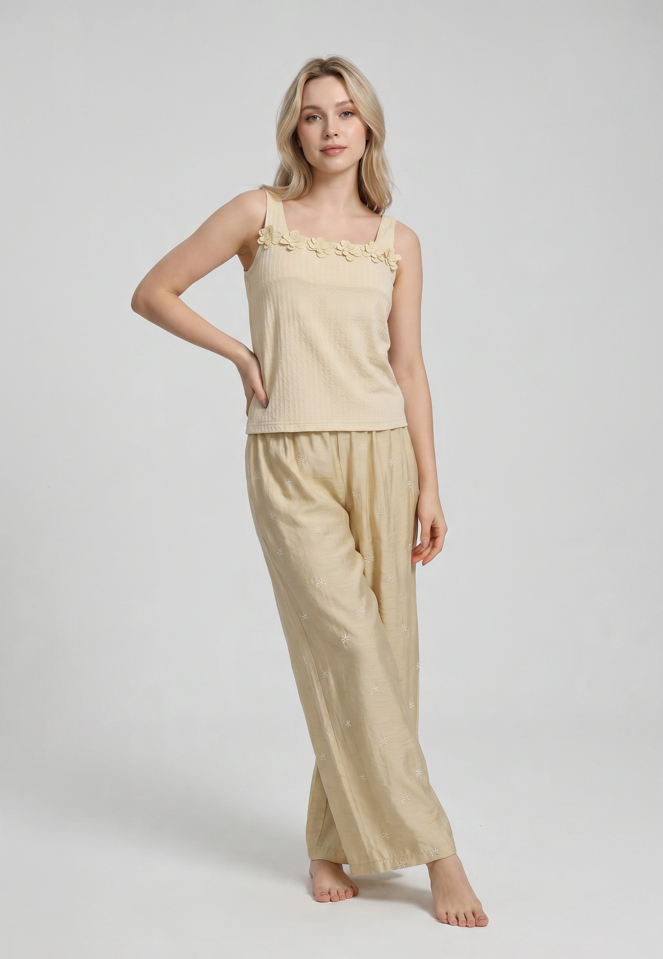 emme portant un ensemble caraco col carré texturé uni moutarde appliques florales au crochet et pantalon fluide large broderies florales ton sur ton Rosabella
