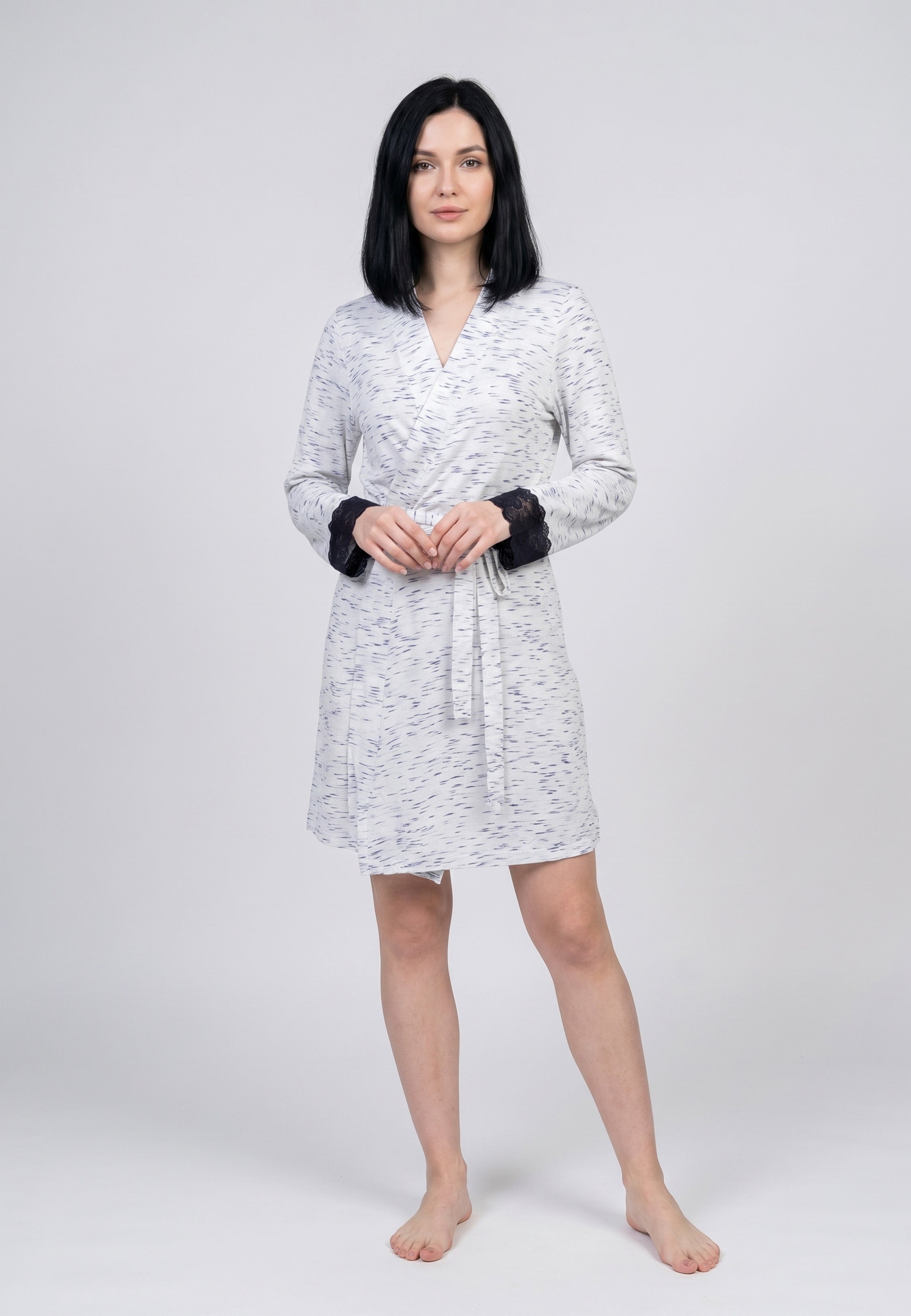 Peignoir court col V croisé ceinturé manches longues avec dentelle bleue en tissu chiné blanc et bleu