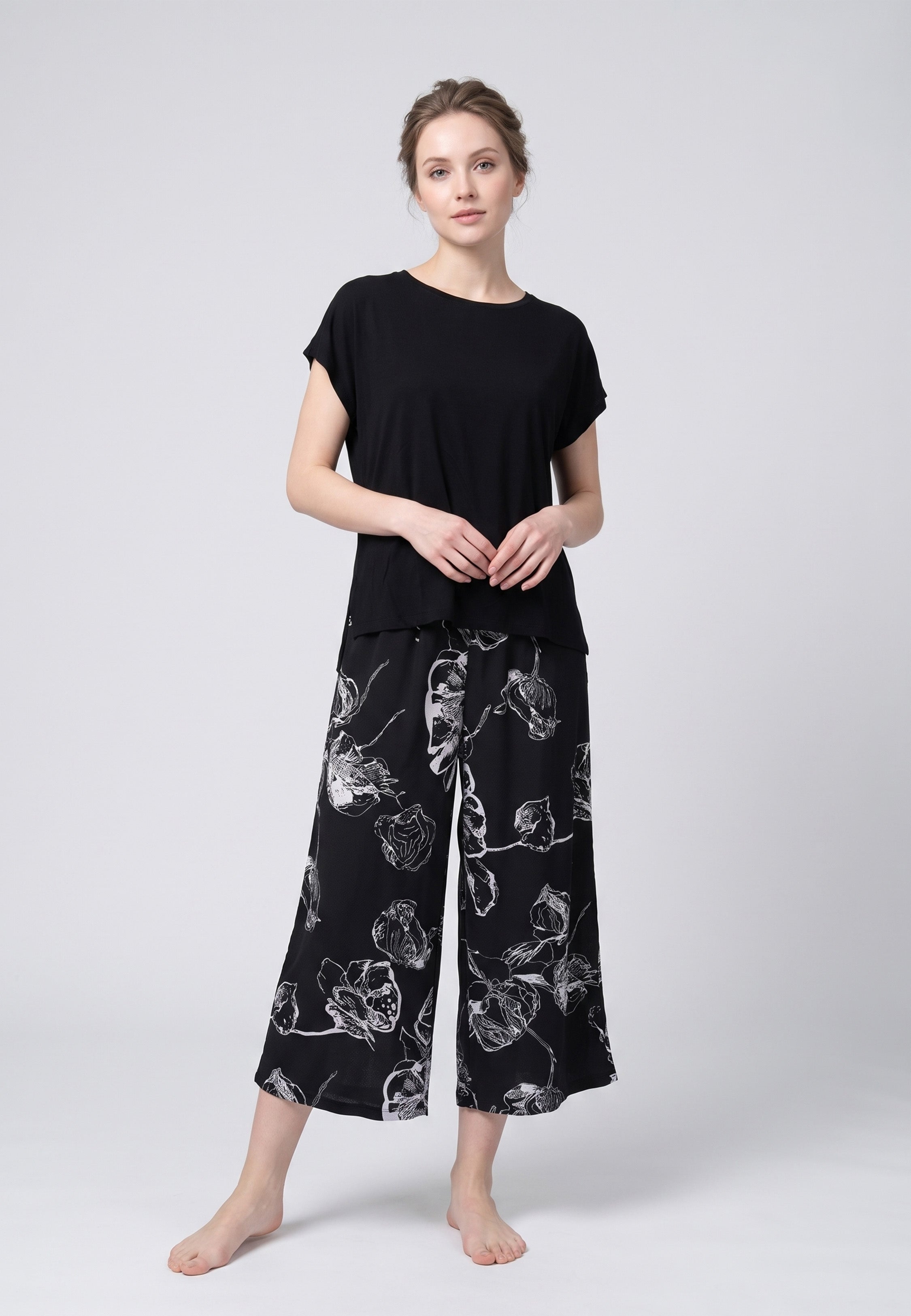 Femme portant un t-shirt noir & pantacourt grandes fleurs écru Rosabella