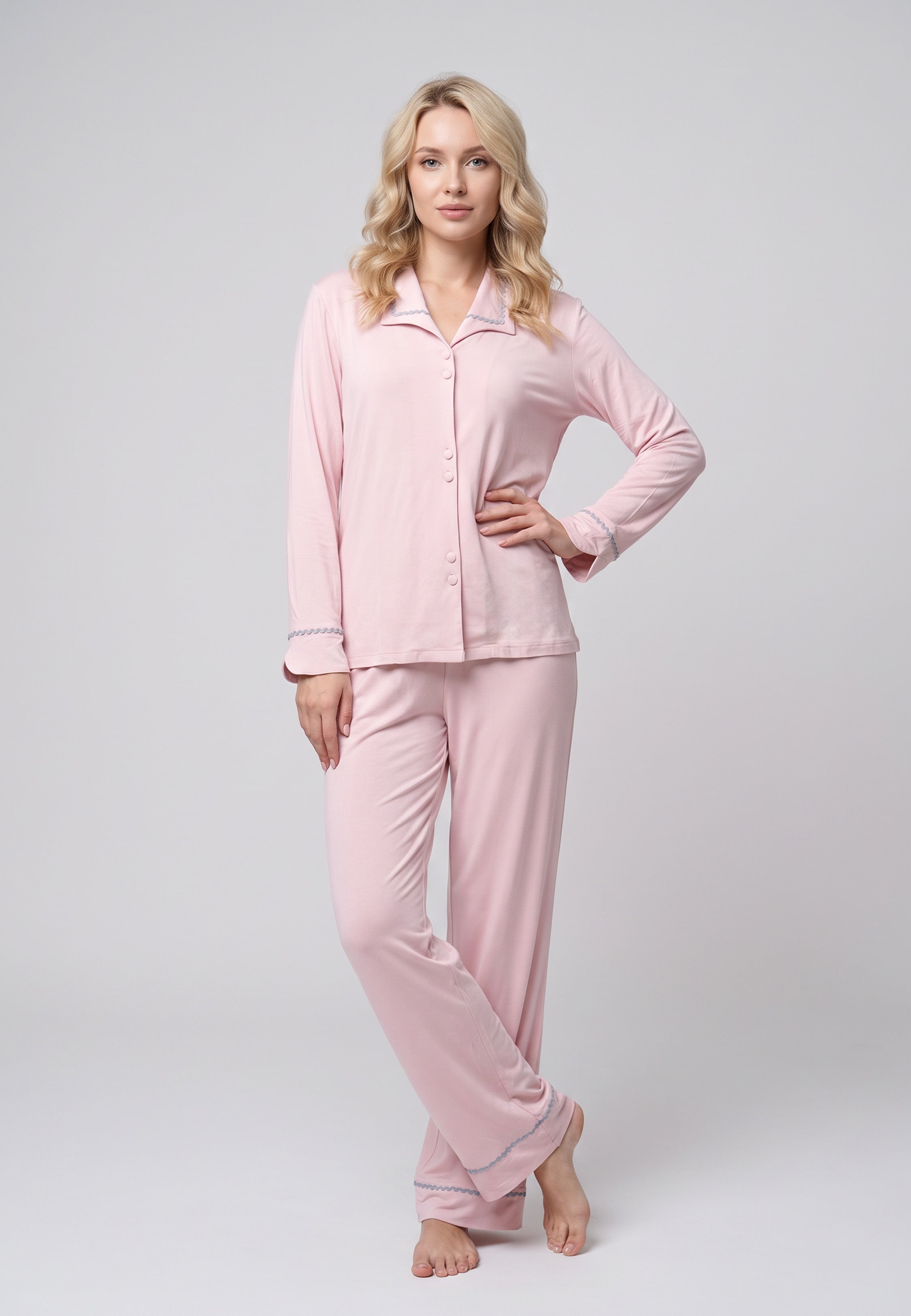 Femme portant pyjama chemise col tailleur & pantalon long rose galon zigzag Rosabella