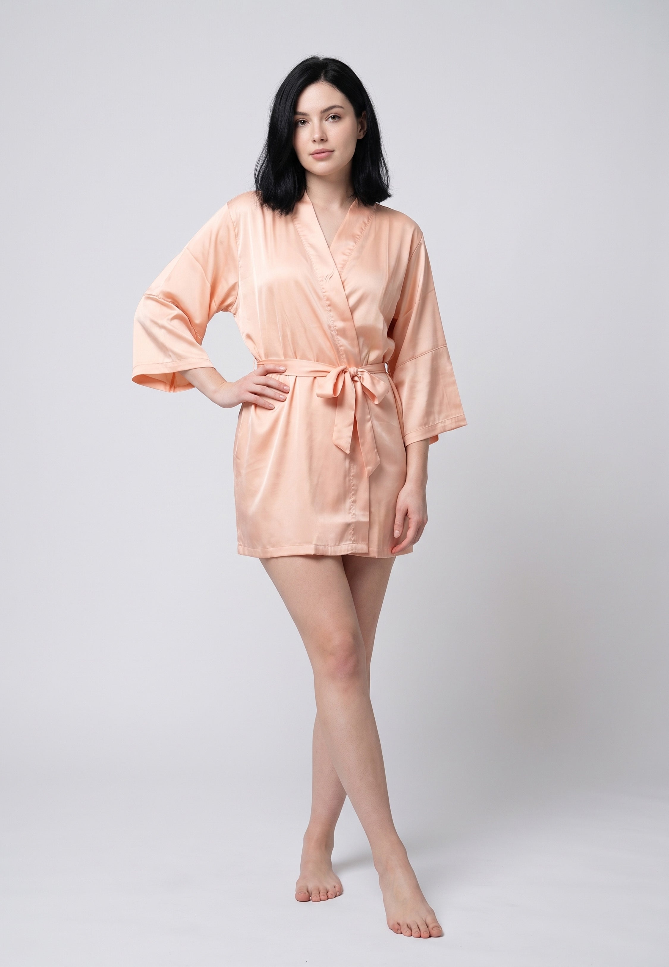 Femme portant kimono court satin ceinturé pêche Rosabella