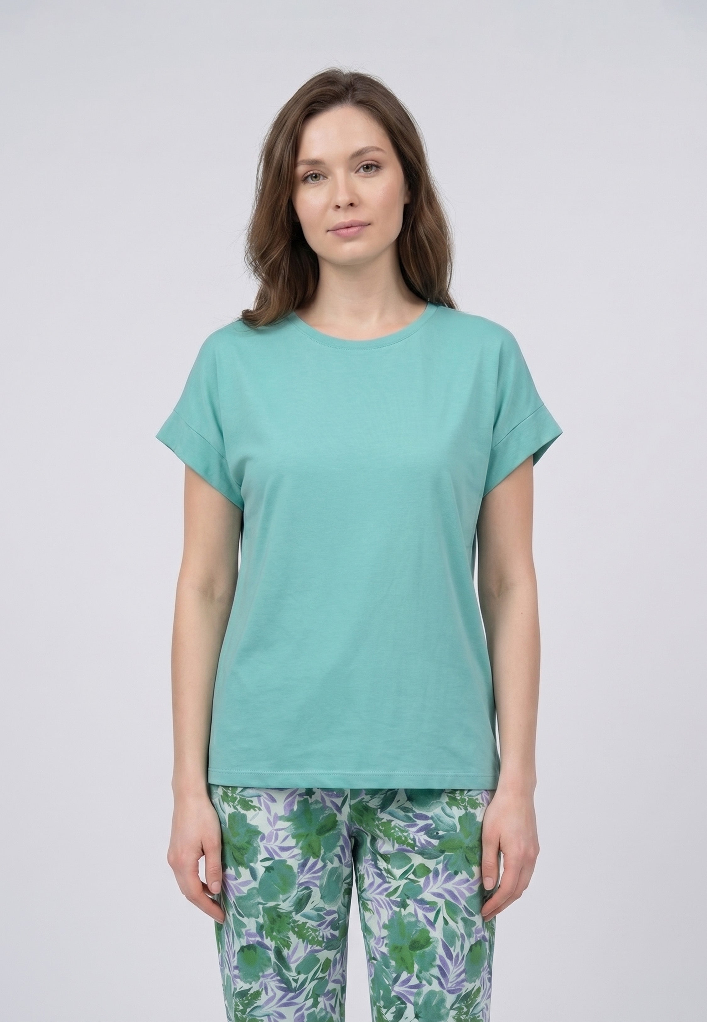 Femme portant un pyjama deux pièces t-shirt vert clair uni et pantalon large imprimé aquarelle vert et blanc Rosabella Fleurs Sauvages