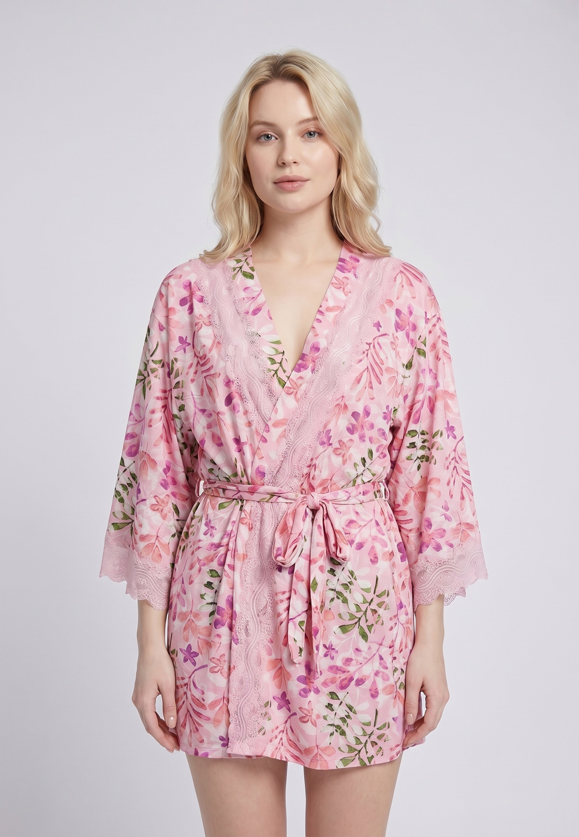 Femme portant un kimono court croisé à ceinture imprimé floral botanique rose et kaki Rosabella Aurora Line