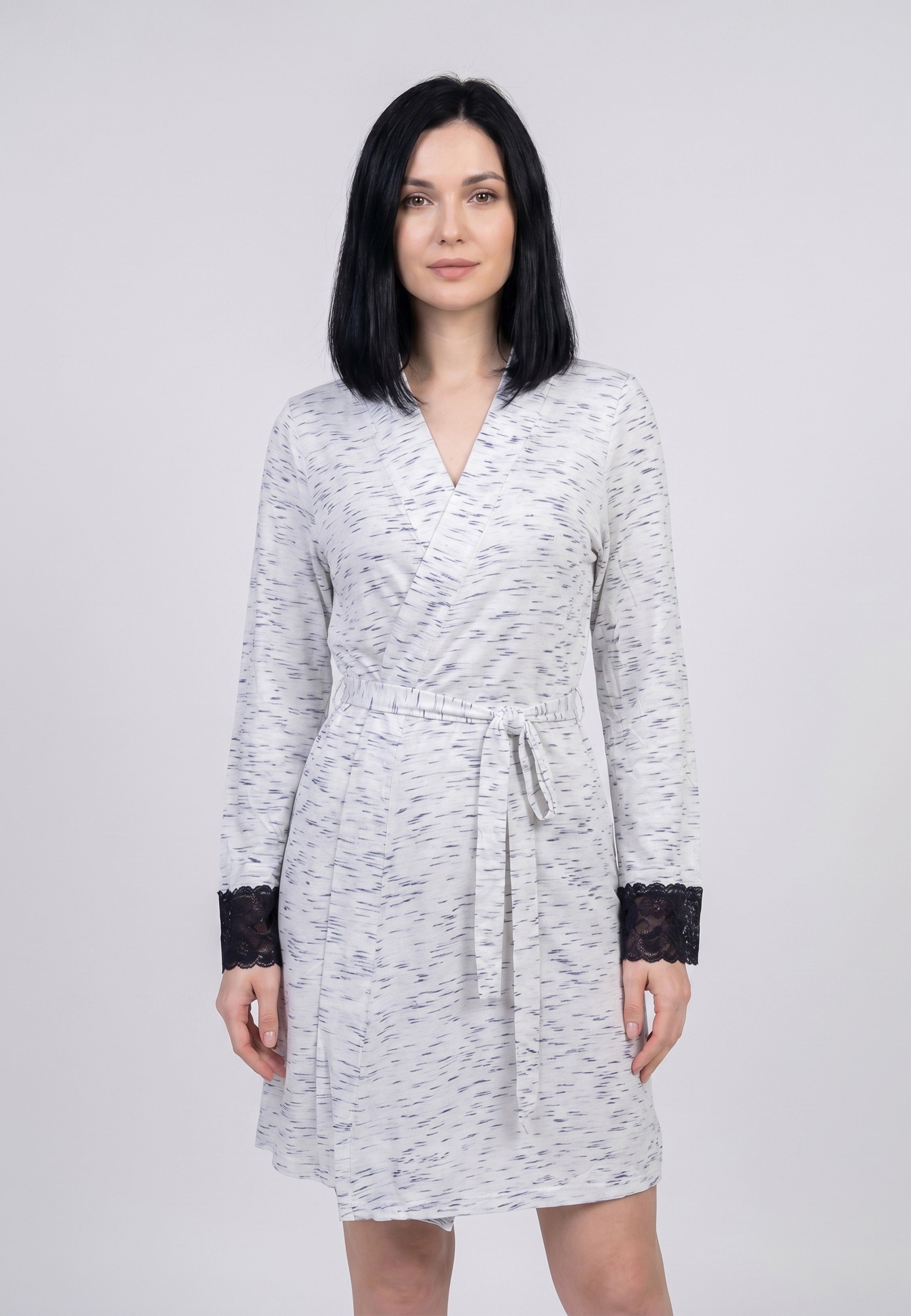 Peignoir court col V croisé ceinturé manches longues avec dentelle bleue en tissu chiné blanc et bleu