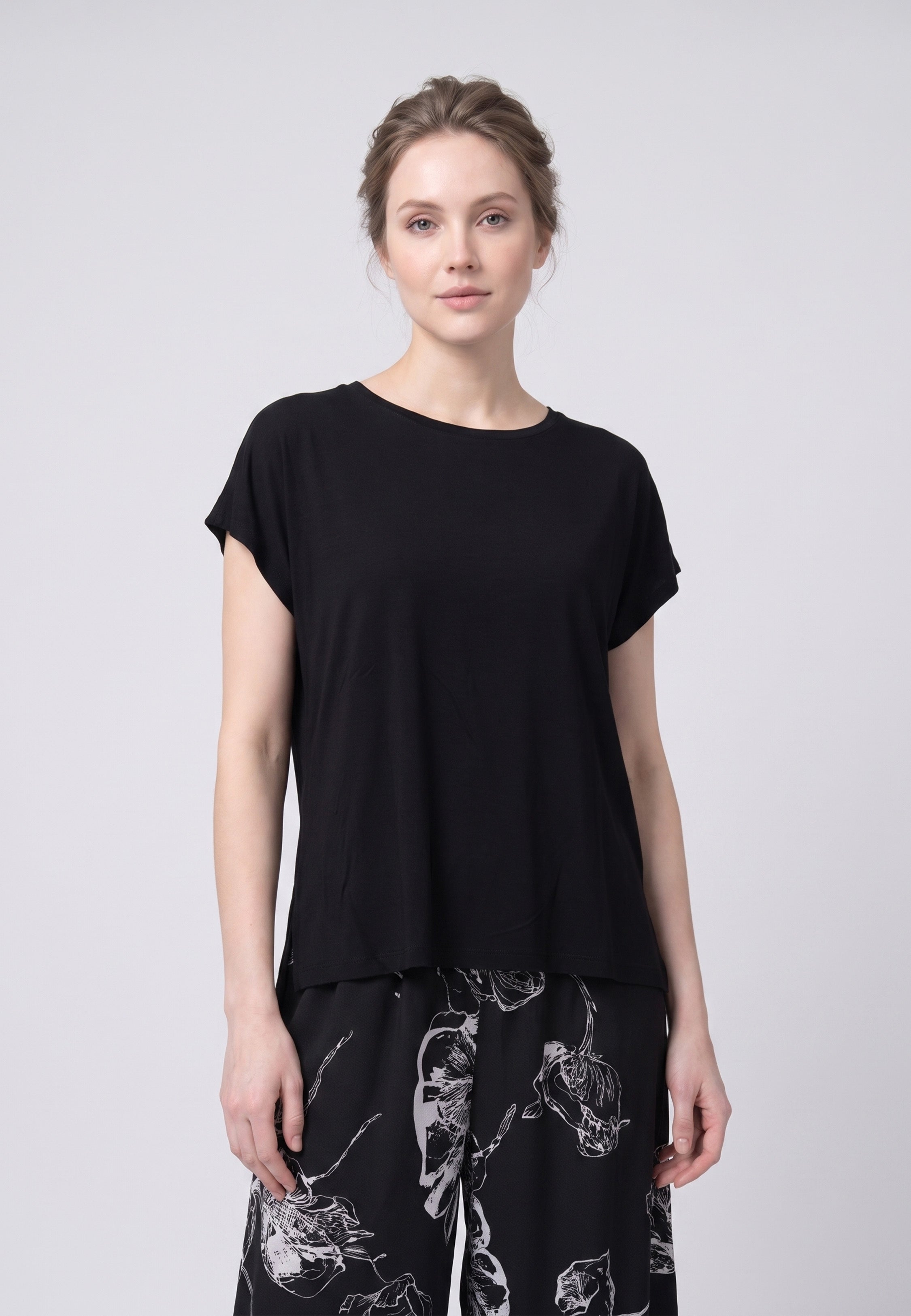Femme portant un t-shirt noir & pantacourt grandes fleurs écru Rosabella