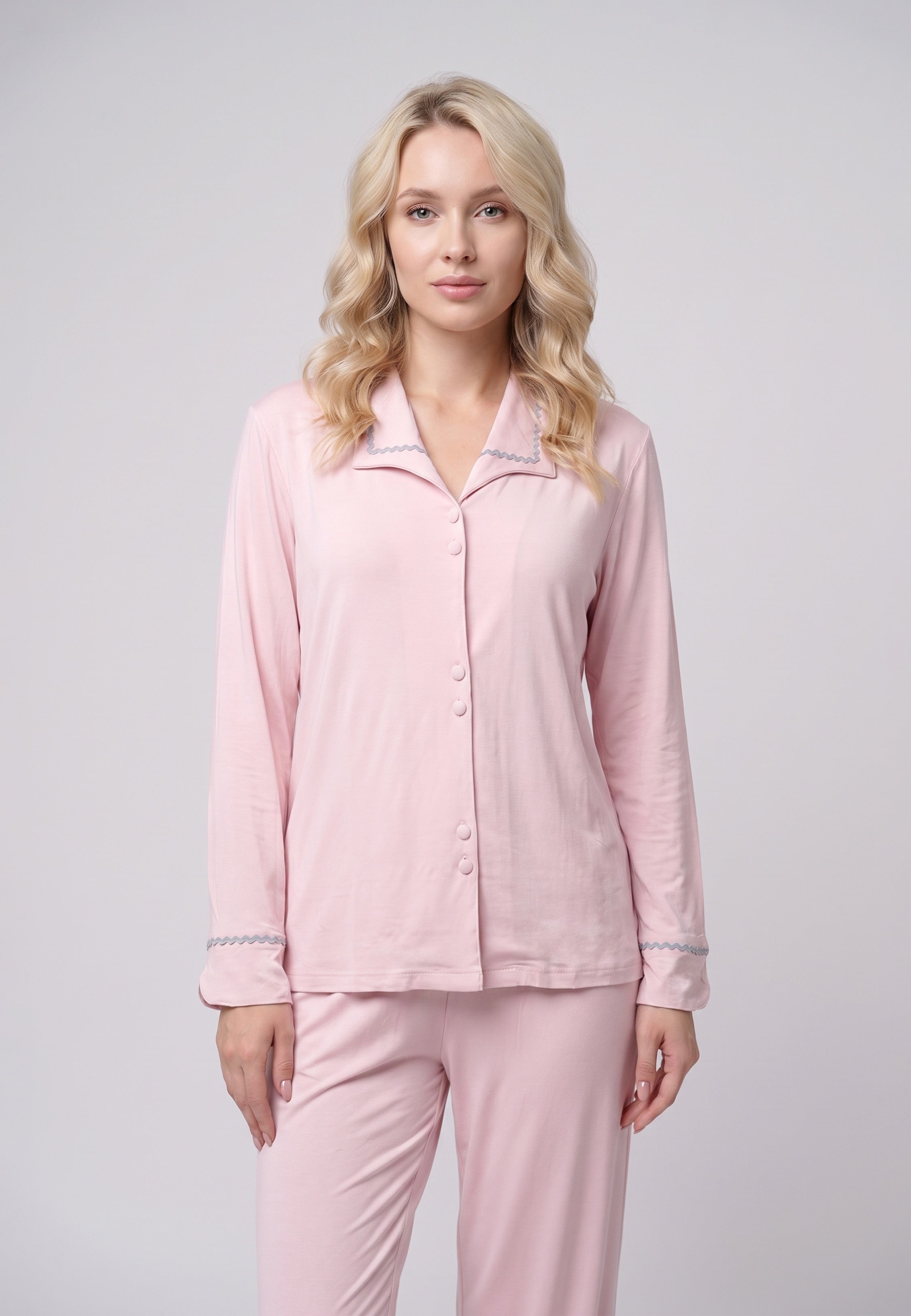 Femme portant pyjama chemise col tailleur & pantalon long rose galon zigzag Rosabella