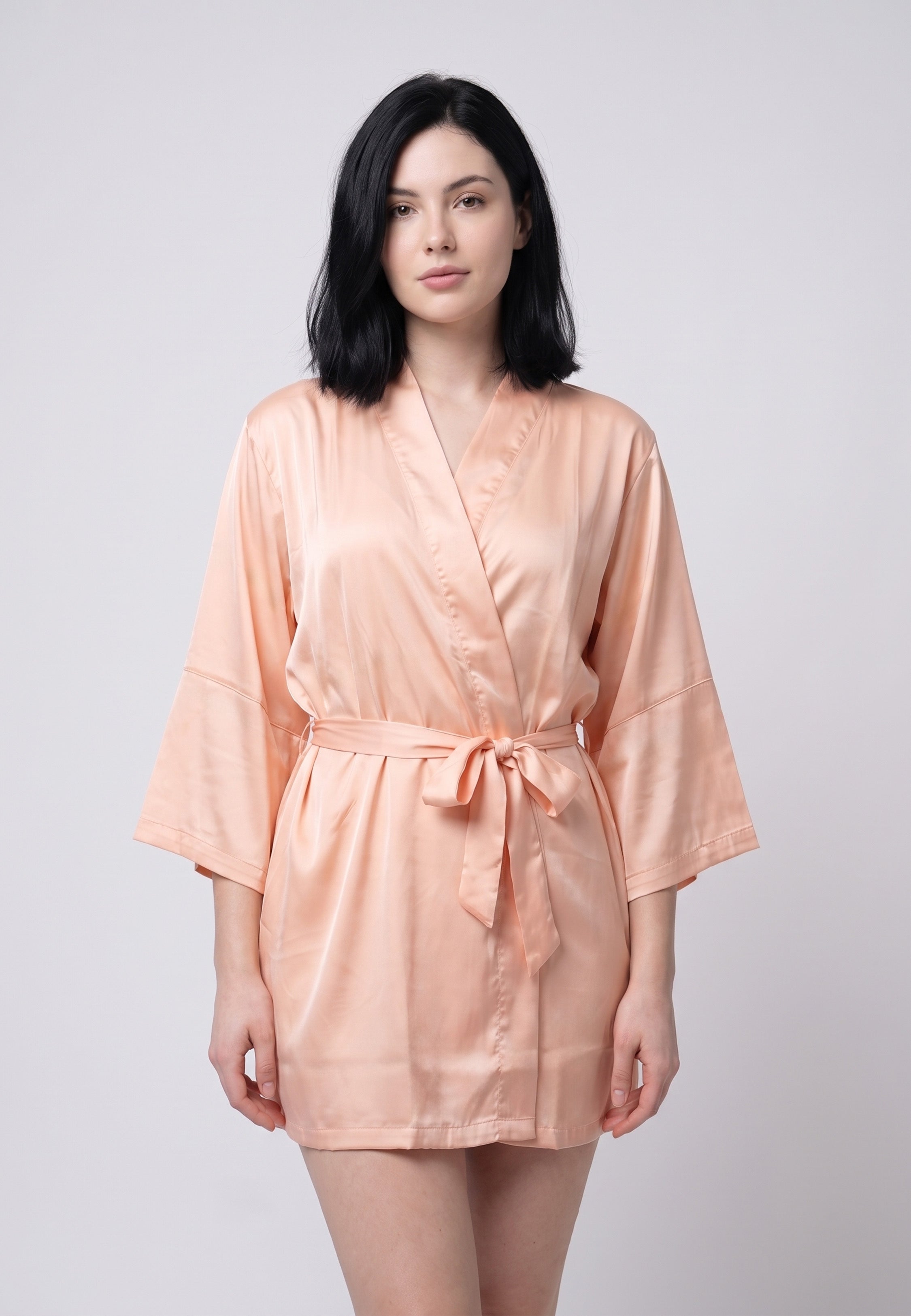 Femme portant kimono court satin ceinturé pêche Rosabella