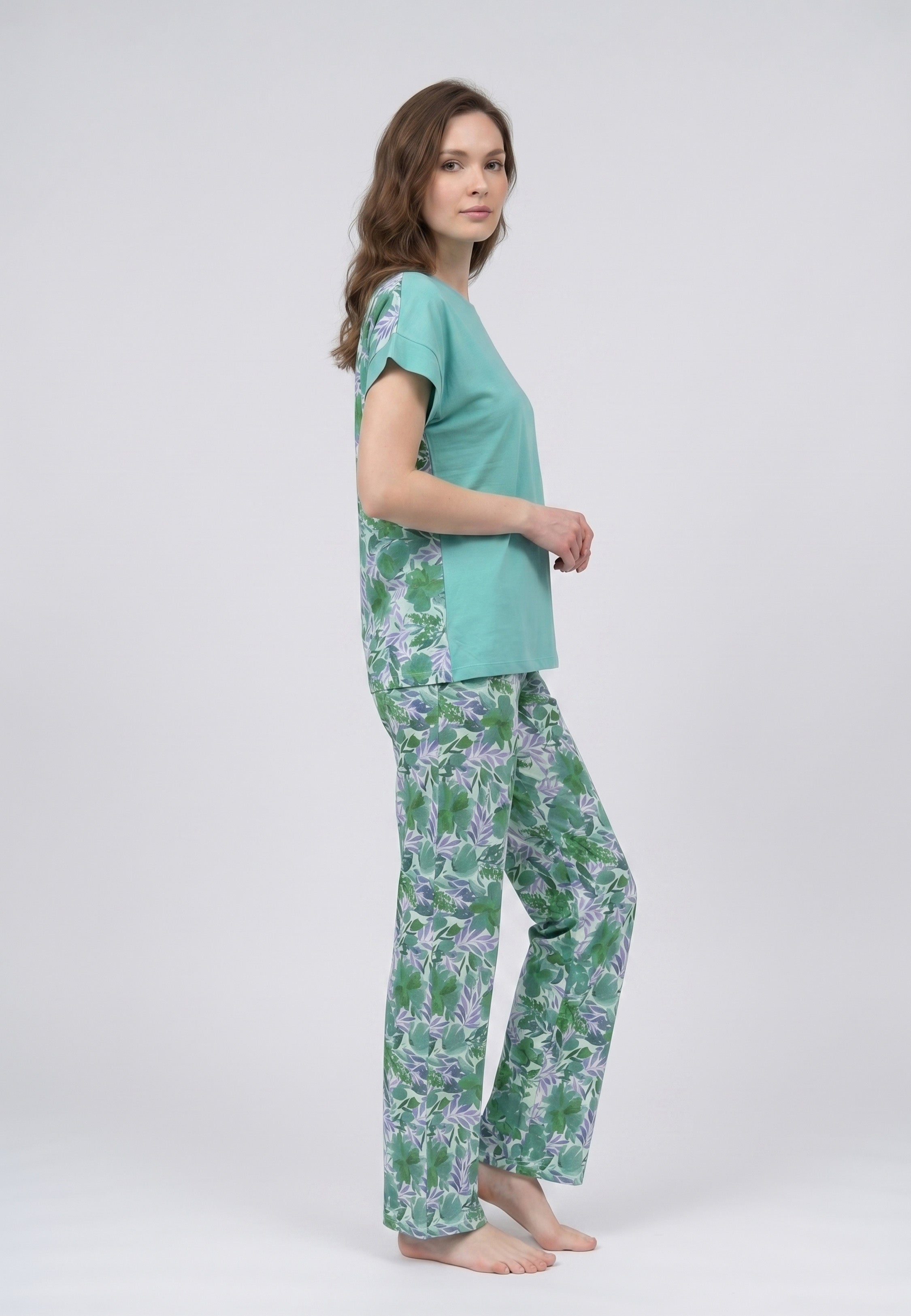 Femme portant un pyjama deux pièces t-shirt vert clair uni et pantalon large imprimé aquarelle vert et blanc Rosabella Fleurs Sauvages