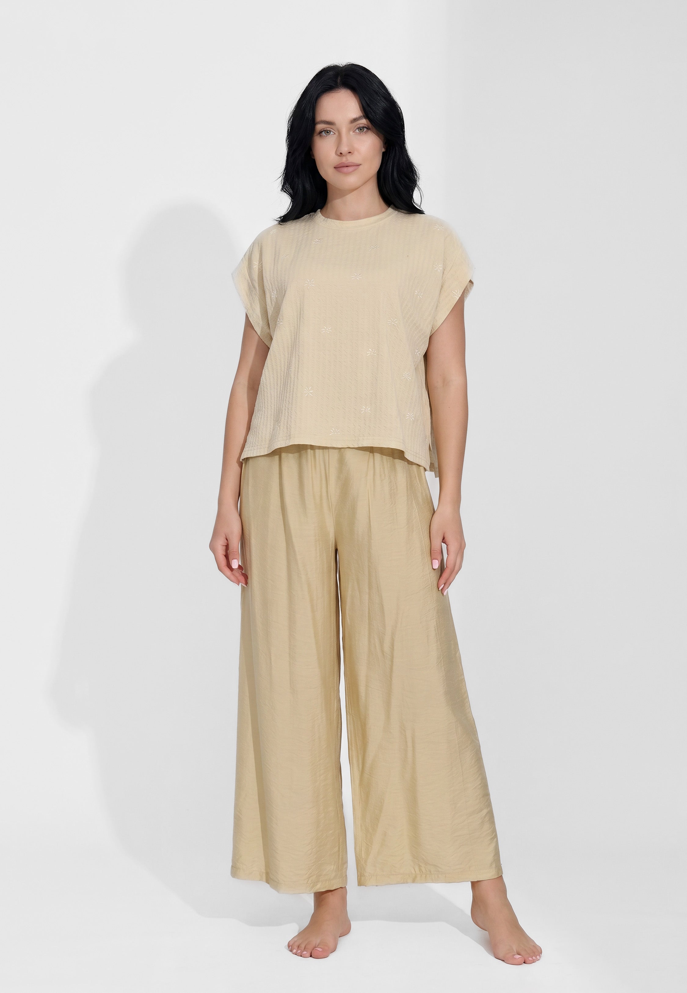 Femme portant un ensemble top col rond texturé uni moutarde broderies florales éparpillées manches courtes tombantes et pantalon palazzo fluide taille élastique ton sur ton Rosabella
