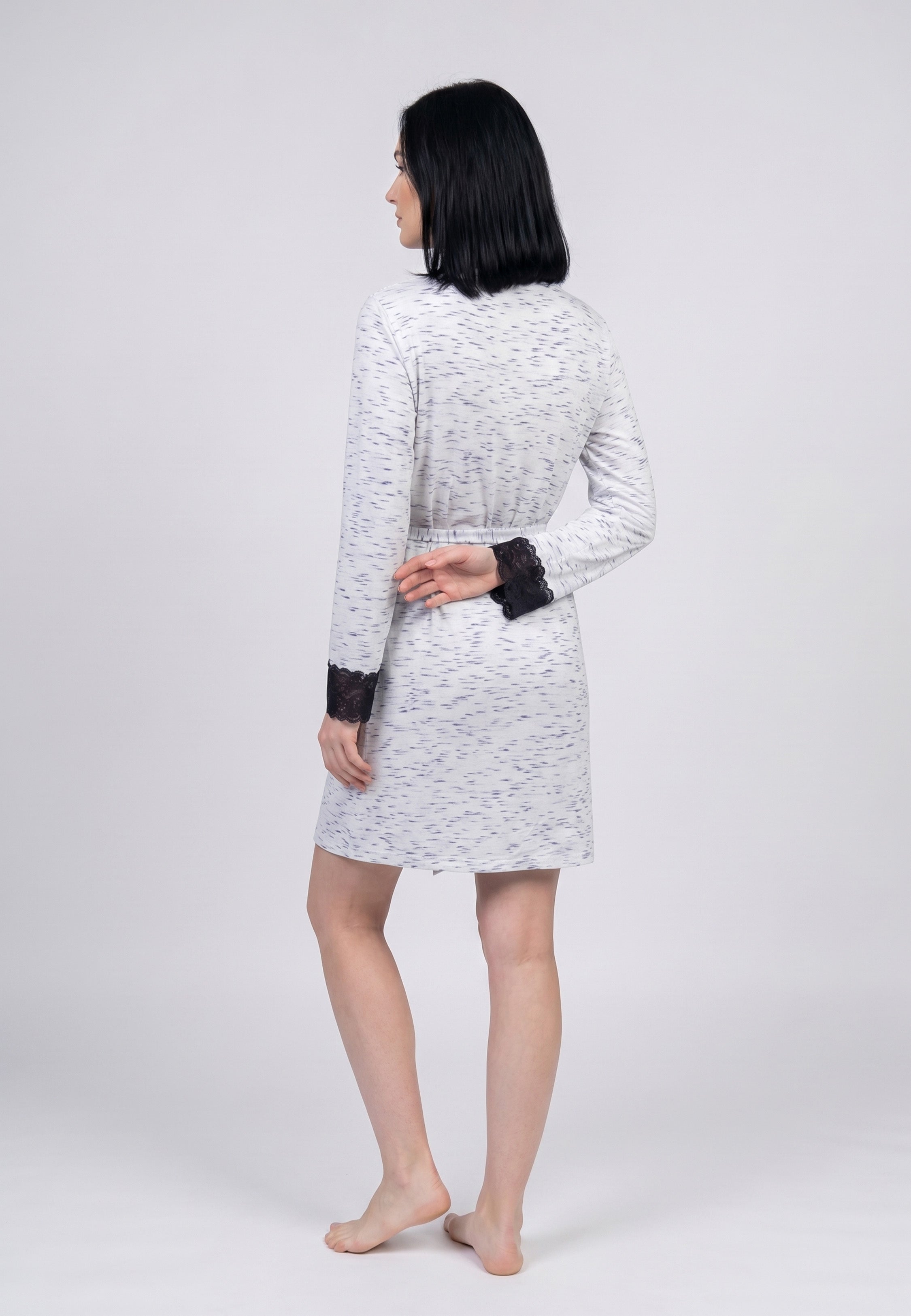 Peignoir court col V croisé ceinturé manches longues avec dentelle bleue en tissu chiné blanc et bleu