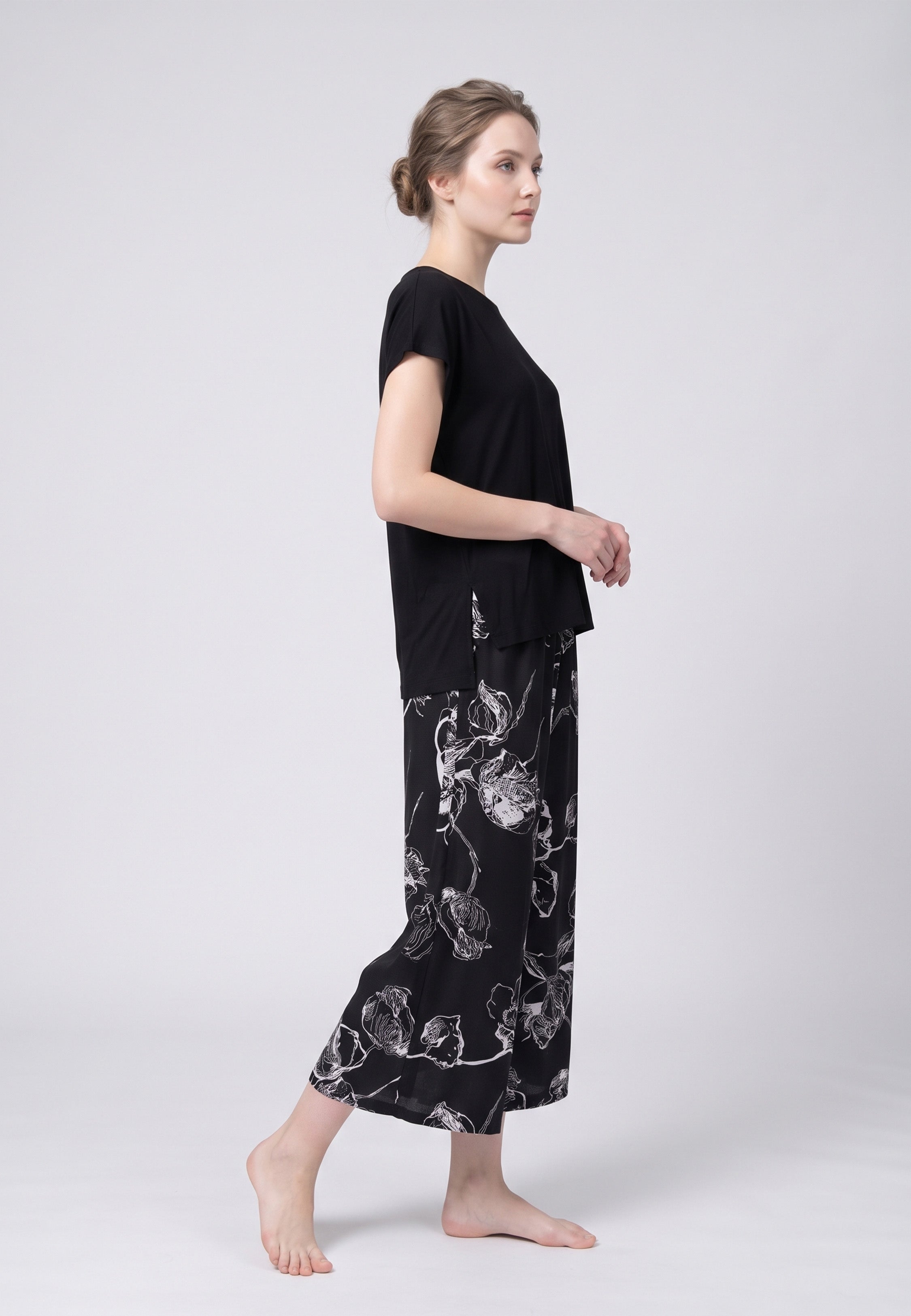 Femme portant un t-shirt noir & pantacourt grandes fleurs écru Rosabella