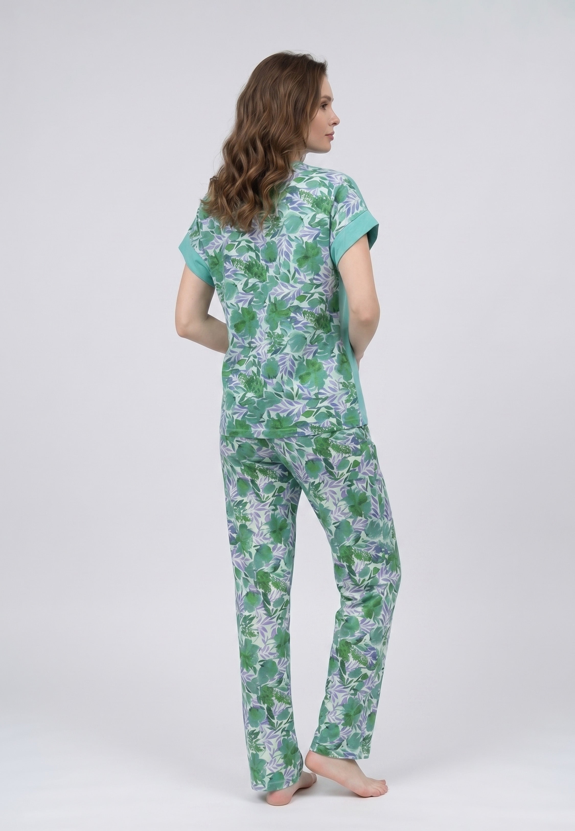 Femme portant un pyjama deux pièces t-shirt vert clair uni et pantalon large imprimé aquarelle vert et blanc Rosabella Fleurs Sauvages