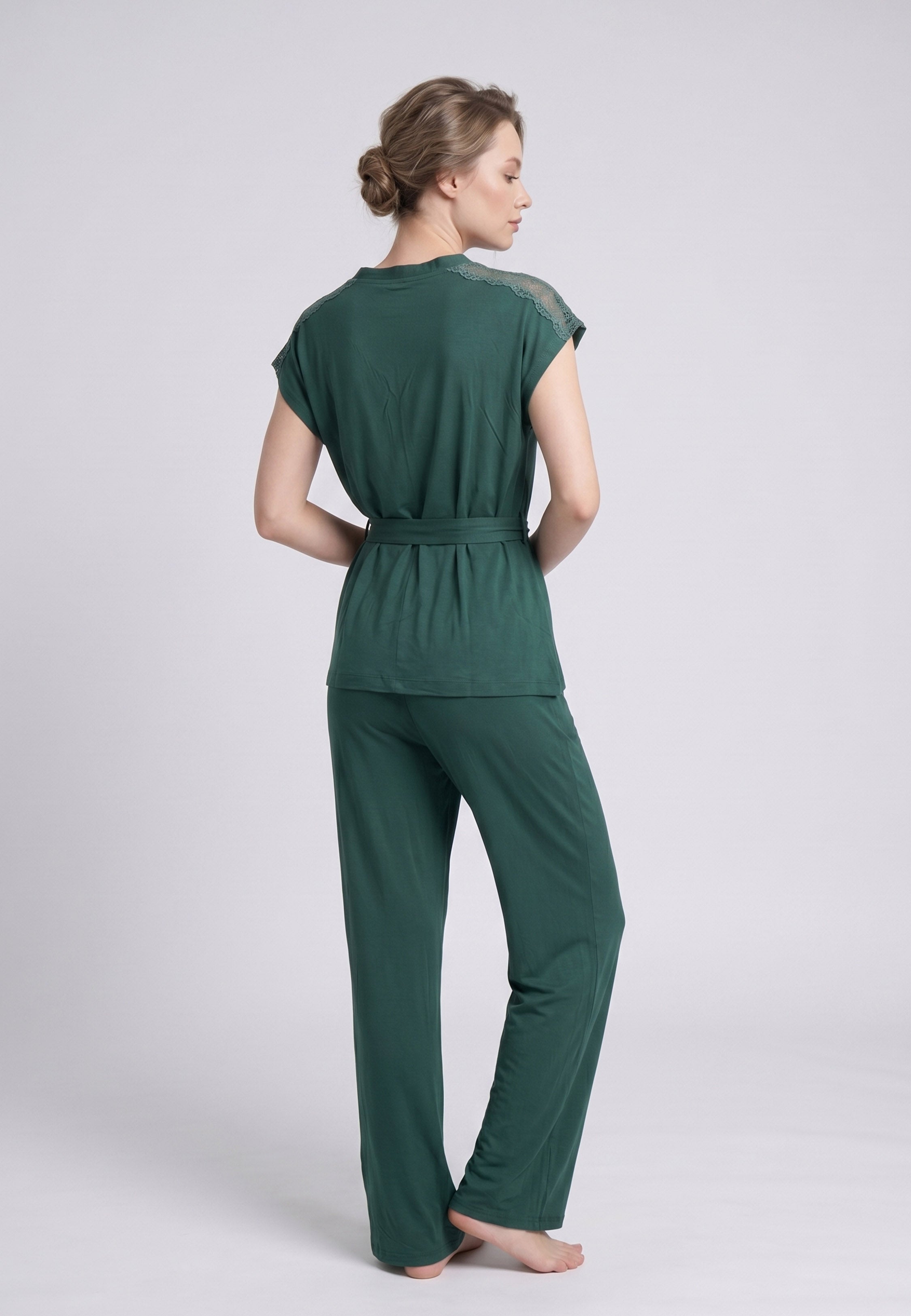 Femme portant un pyjama deux pièces top col V boutonnée broderie épaules ceinture lacet uni vert et pantalon long uni Rosabella Cozy Comforts