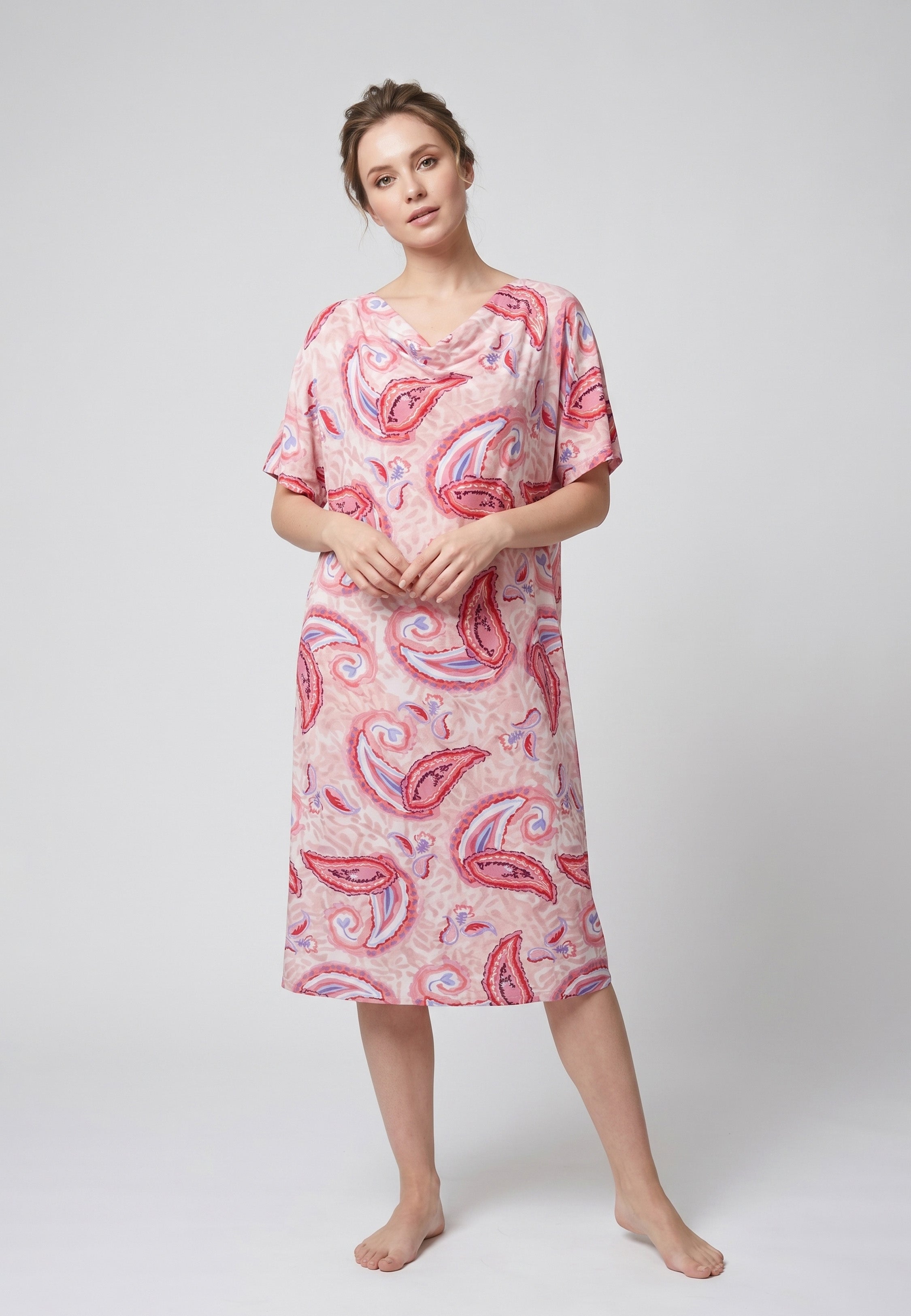 Femme portant une robe de nuit midi col V manches courtes évasées imprimé paisley multicolore rose rouge et bleu Rosabella Garden Rose