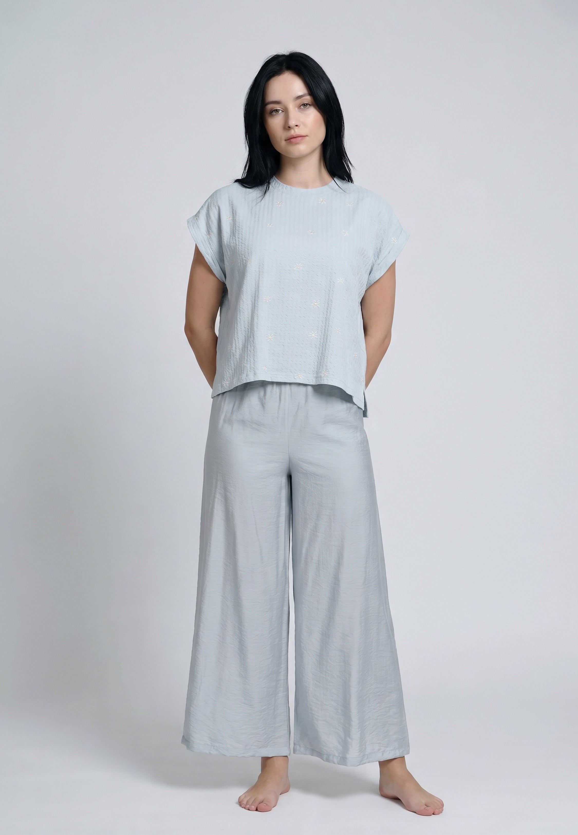 Femme portant un ensemble top col rond texturé uni bleu ciel broderies florales éparpillées manches courtes tombantes et pantalon palazzo fluide taille élastique ton sur ton Rosabella